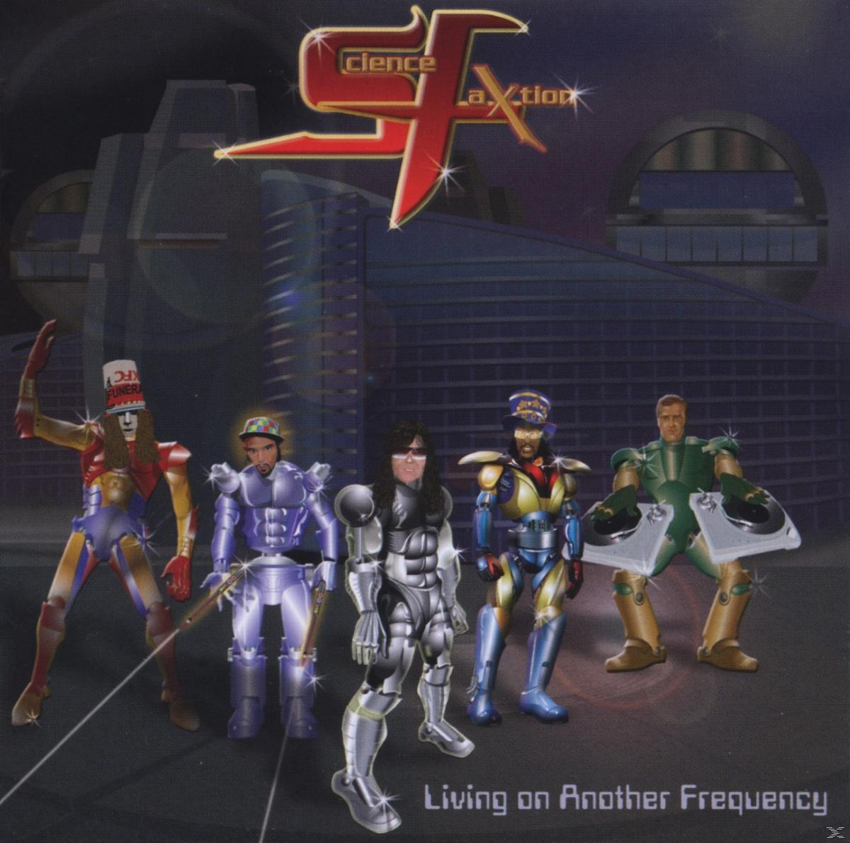 Albumcover mit fünf kostümierten Figuren. Titel: Science La Xtion, Living on Another Frequency.
