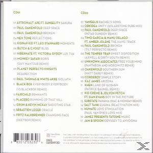 CD-hoes met tracklist, witte achtergrond en zwarte tekst met artiesten en titels.
