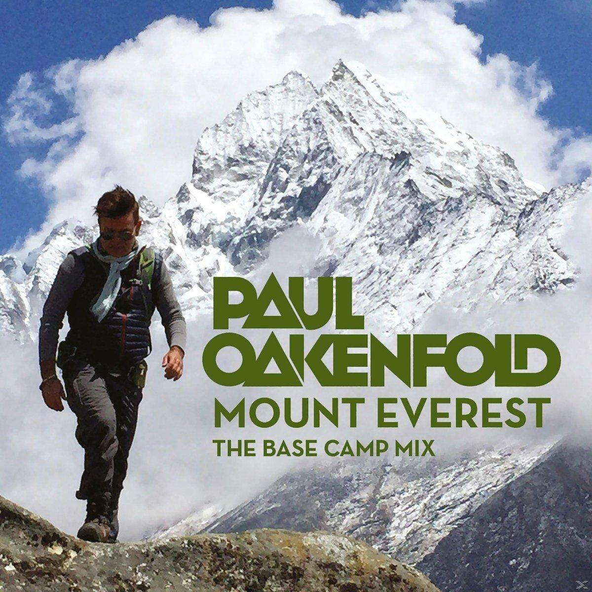 Man wandelt met Everest op de achtergrond. Tekst: Paul Oakenfold, Mount Everest, The Base Camp Mix.