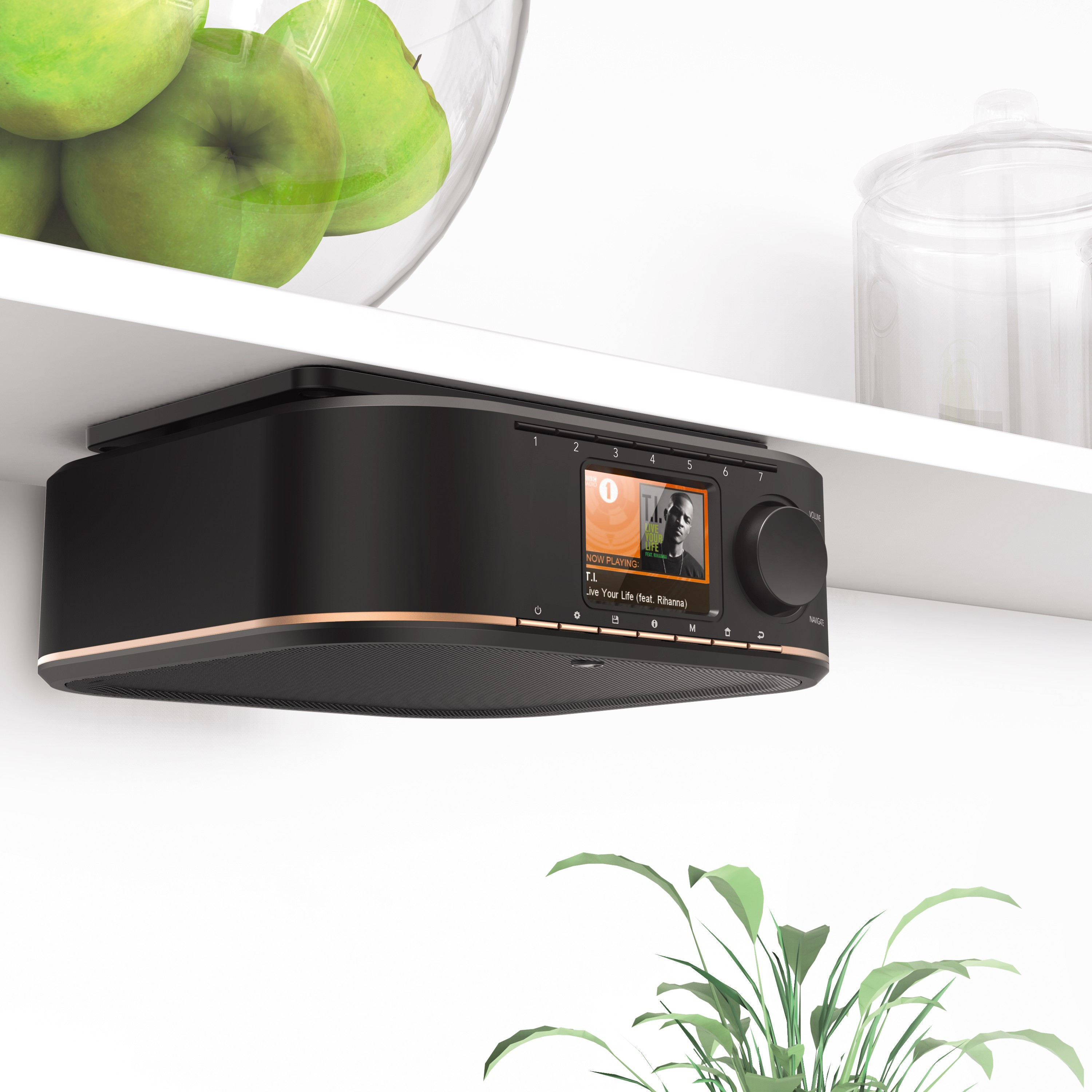 Ein schwarzes Audiogerät mit einem Bildschirm und einem Drehregler. Es steht auf einem weißen Regal.