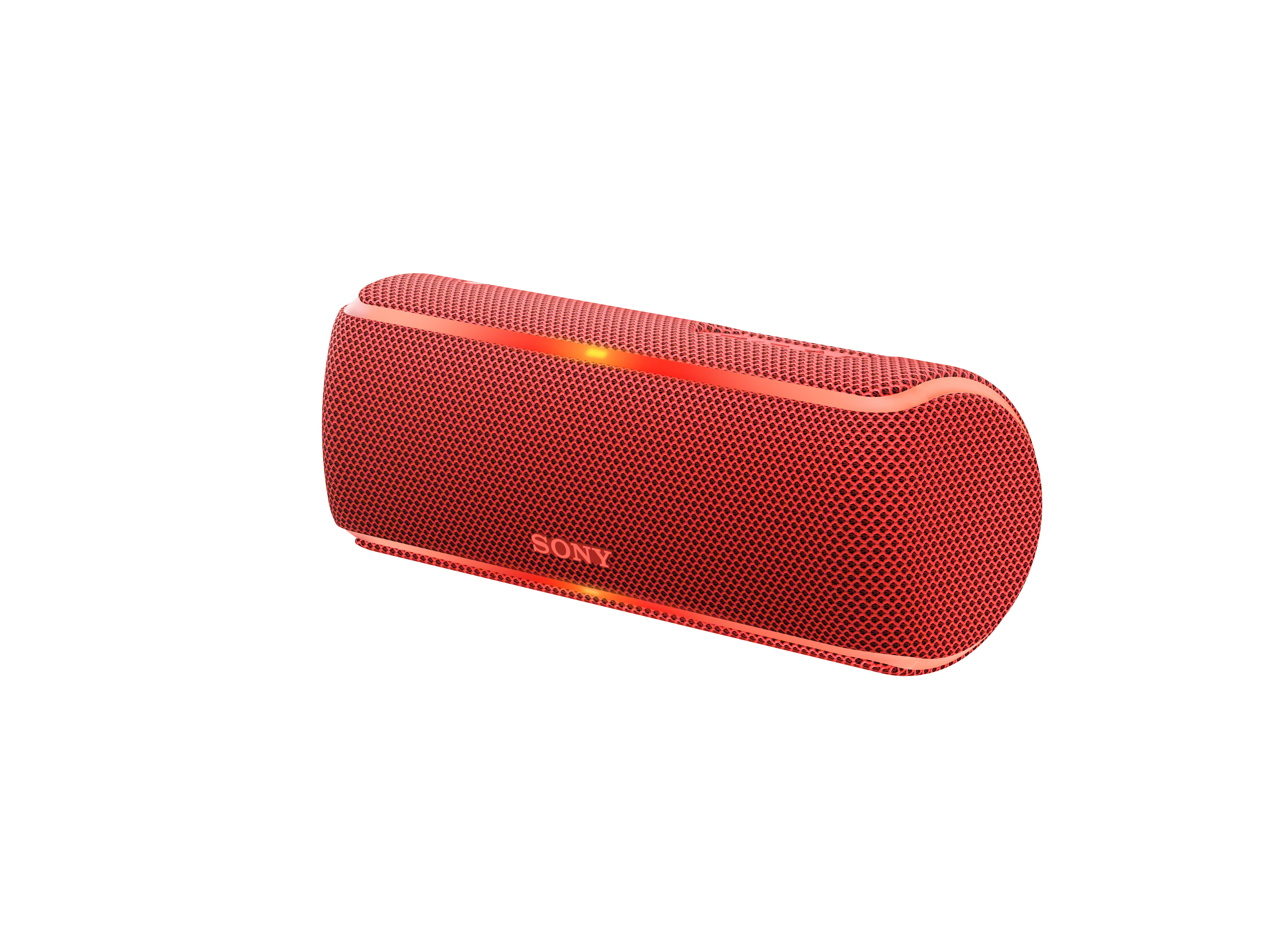 Roter tragbarer Sony-Lautsprecher. Rotes Gitter mit Sony-Logo. Weißer Hintergrund.