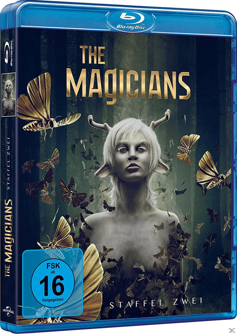 Blu-ray-Disc-Hülle von 'The Magicians'. Frau mit Geweih und Schmetterlingen. Dunkler Hintergrund.
