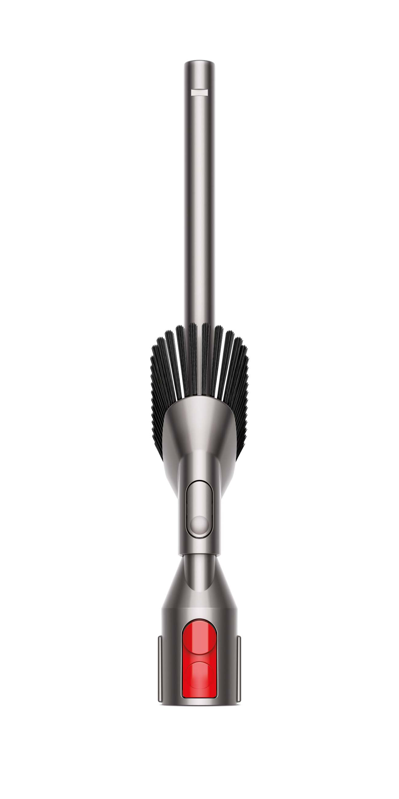 Ein silberner Dyson Staubsaugeraufsatz. Er hat einen Bürstenkopf und einen roten Knopf am Sockel.