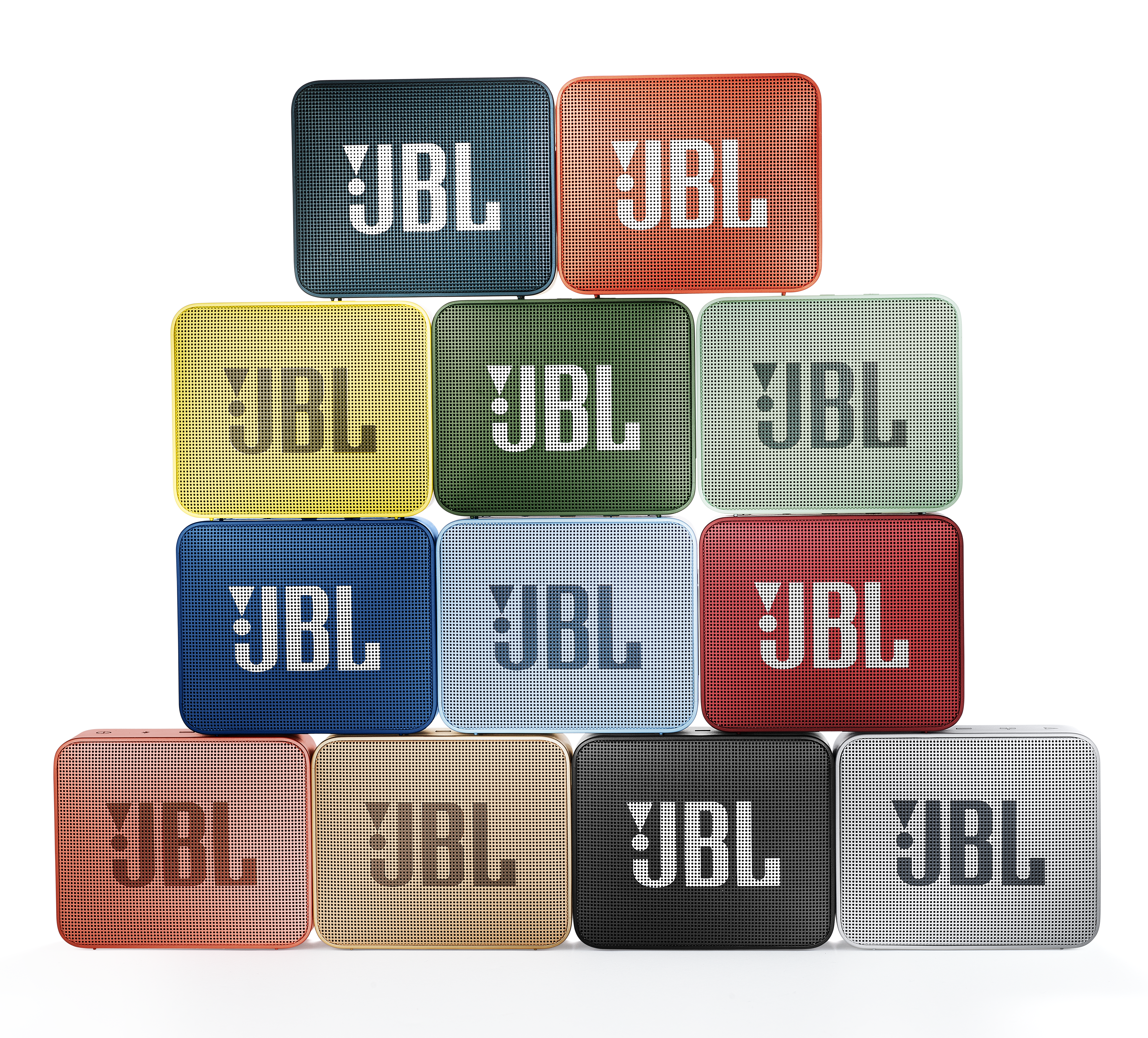 Een stapel JBL Go 3-luidsprekers in verschillende kleuren. Witte achtergrond.