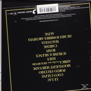 Rückseite einer CD-Hülle mit Text auf Französisch und einem Barcode. Der Hintergrund ist schwarz und gold.