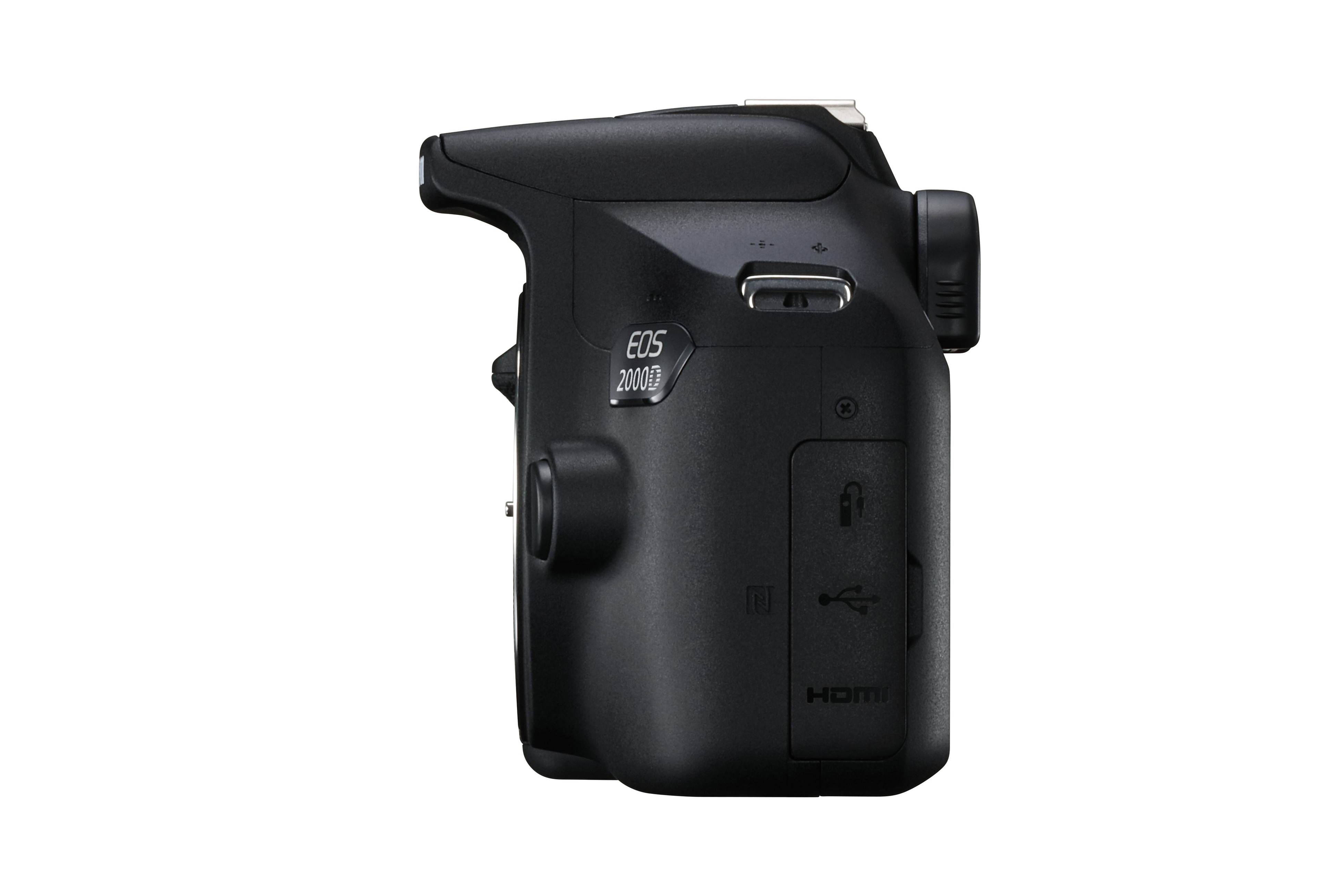 Seitenansicht einer schwarzen Canon EOS 2000D Kamera, die den Griff und verschiedene Anschlüsse zeigt.