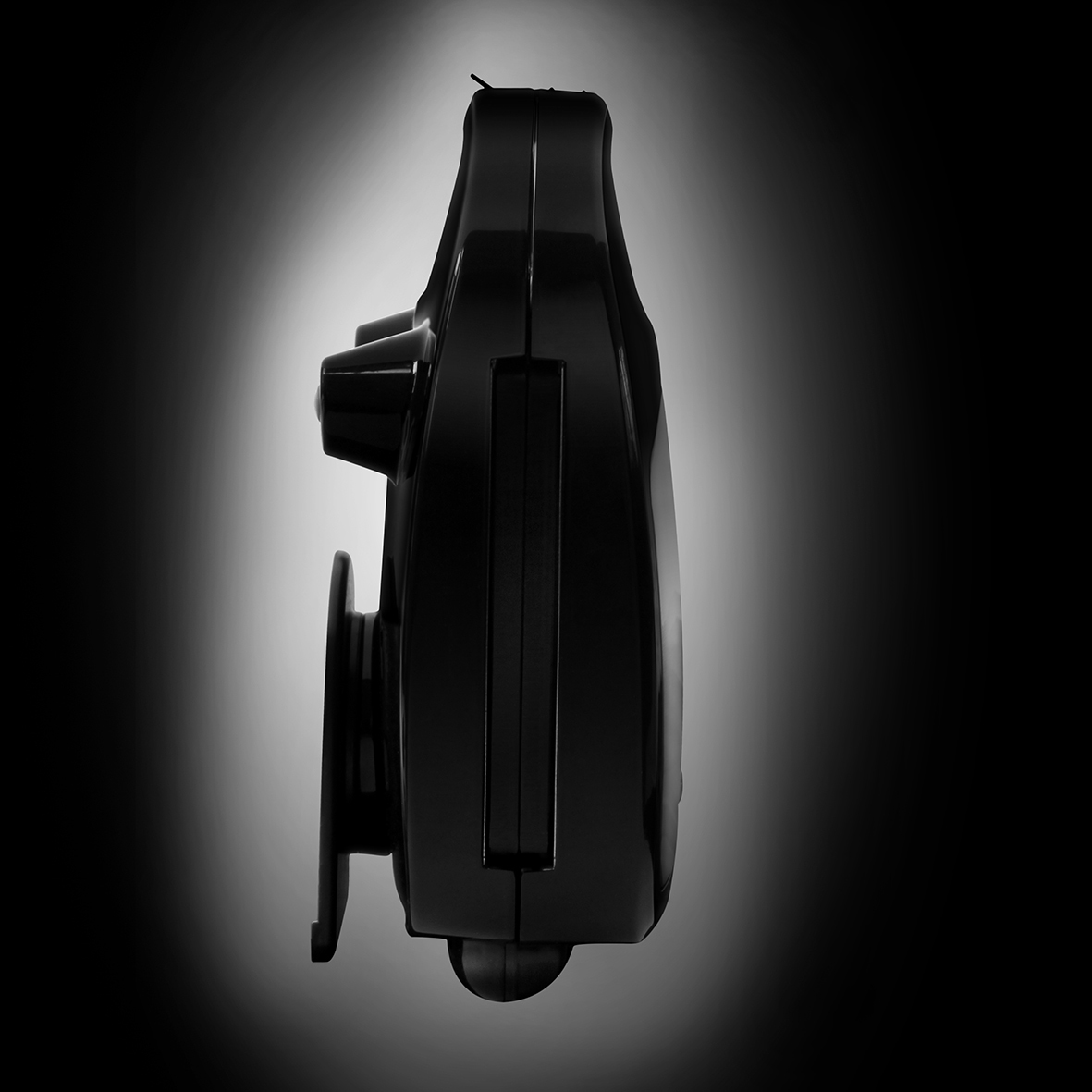 Sandwich-Toaster, Seitenansicht. Schwarz, geschlossen, Bedienelemente sichtbar.