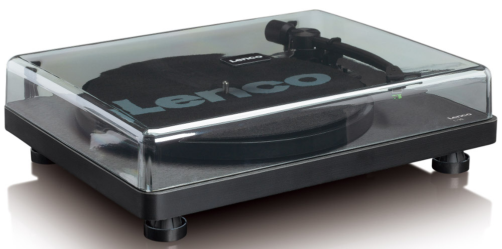 Platine vinyle Lenco noire avec un couvercle transparent. Le logo Lenco est visible sur le plateau.
