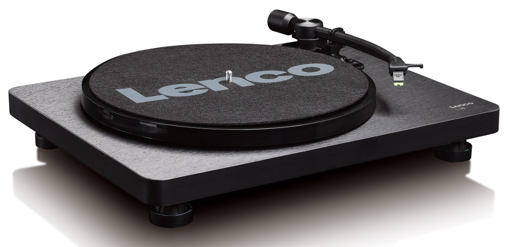 Une platine Lenco noire. La platine est sur une surface en bois.