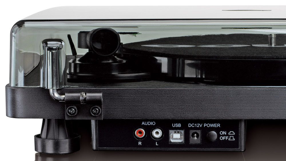 Une platine vinyle avec un couvercle transparent, montrant le disque et les commandes, avec des ports de connexion.
