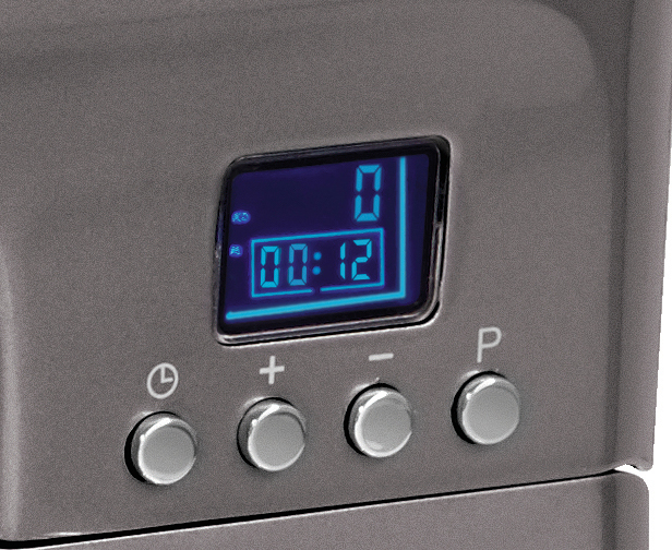 Nahaufnahme einer Digitalanzeige auf einem Mixer. Anzeige zeigt 0, 00:12 und darunterliegende Knöpfe.