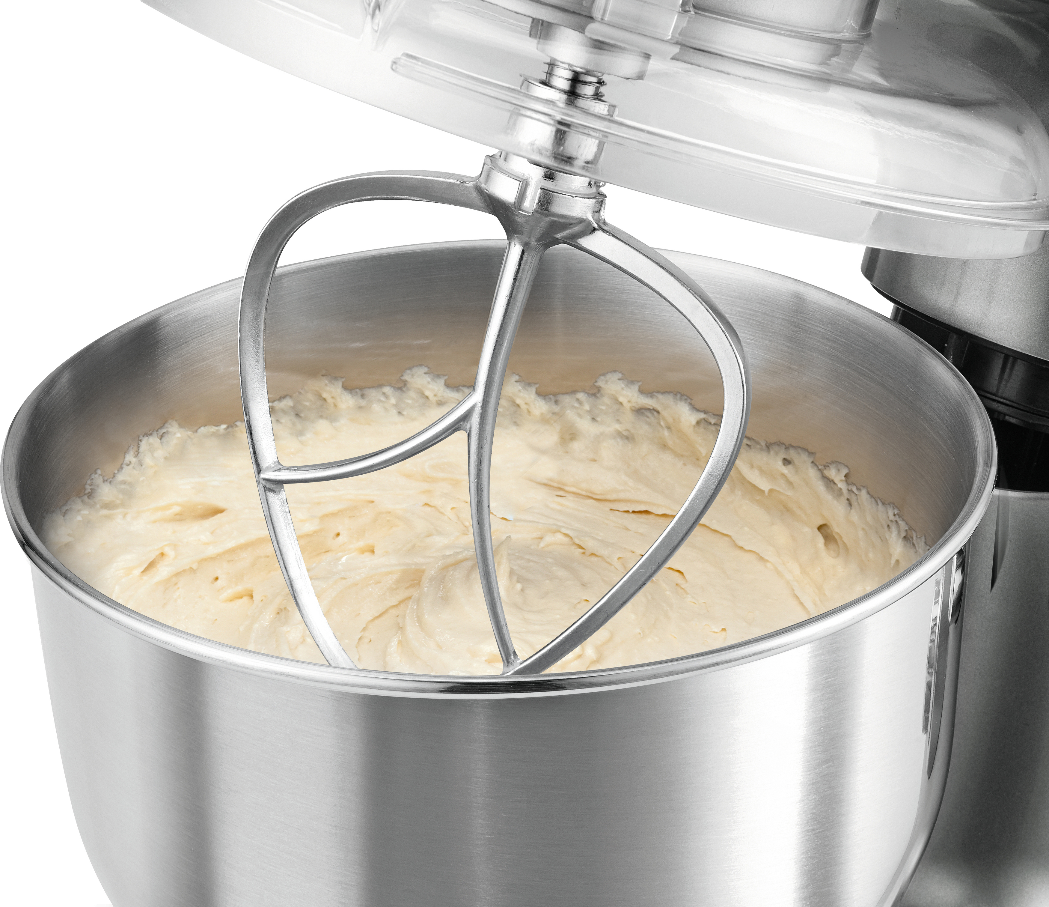 Eine Edelstahlschüssel mit einem Mixer darin, gefüllt mit cremigem, hellgelbem Teig.