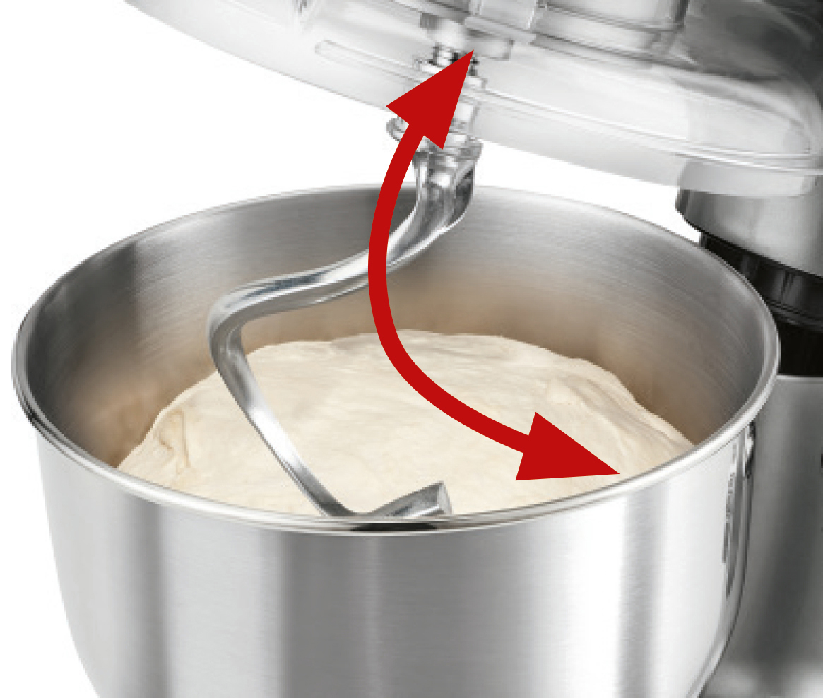 Ein silberner Küchenmixer mit Teig in der Schüssel. Ein roter Pfeil zeigt die Rührbewegung.