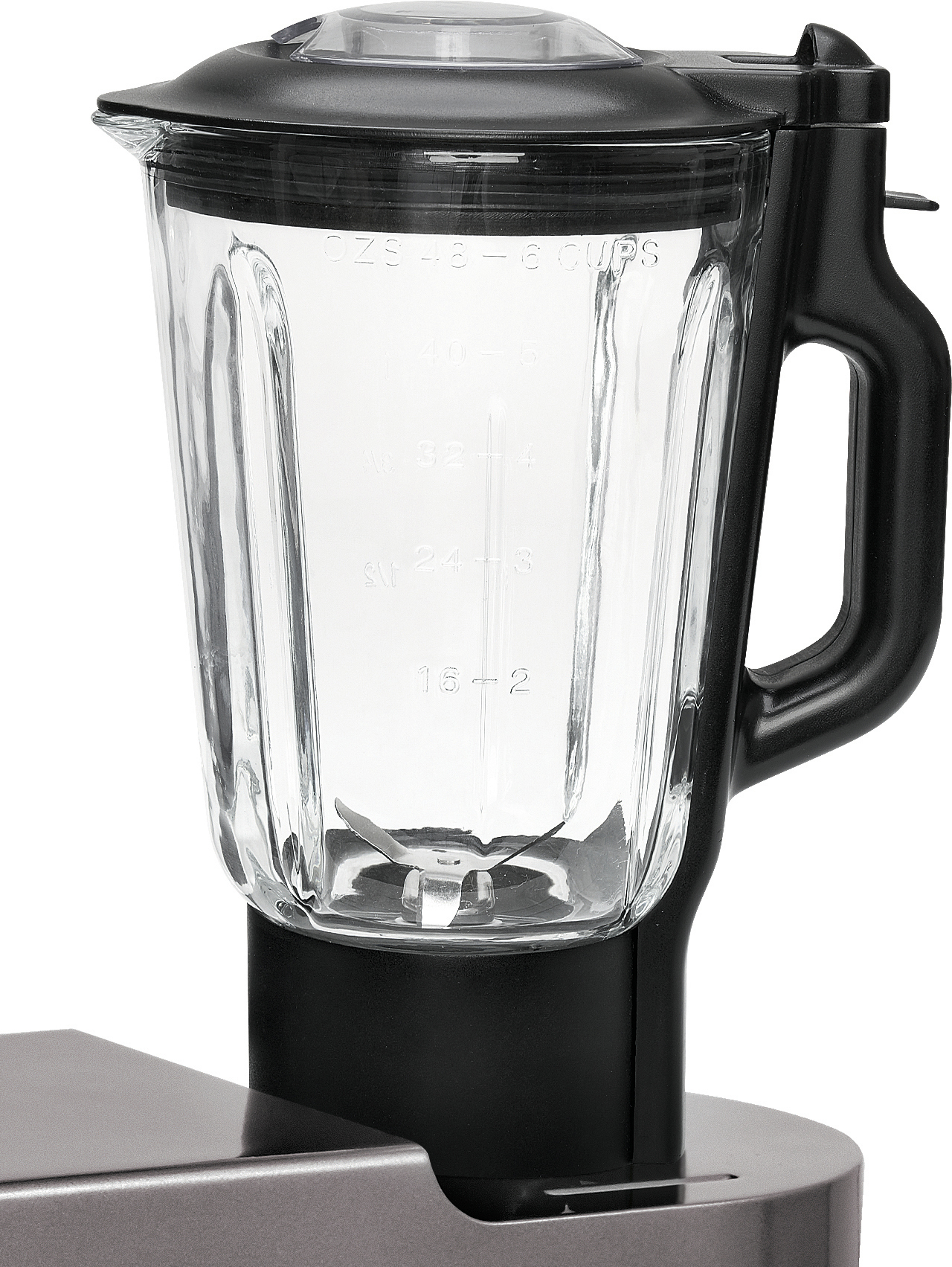 Nahaufnahme eines Glasbehälters eines Mixers, der Messungen zeigt. Der Behälter ist an einer schwarzen Basis befestigt.