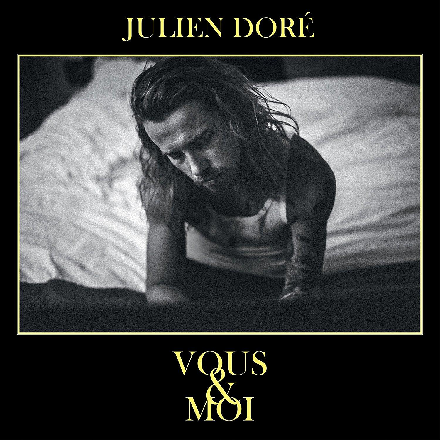Albumcover: Julien Doré, in Schwarzweiß, mit einem Mann, der auf ein Bett blickt, mit den Worten 'Vous & Moi'.