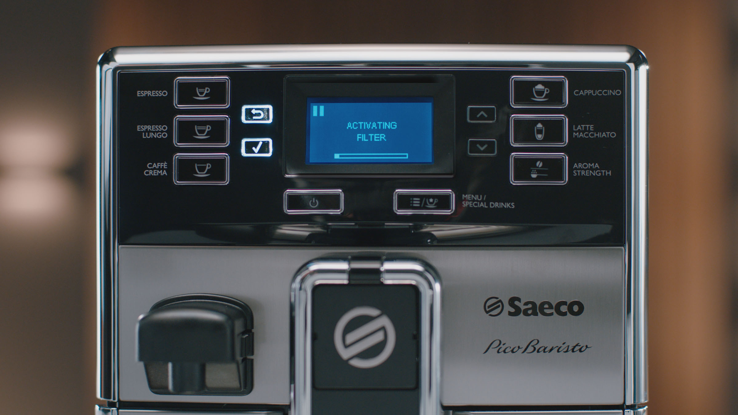 Bedienfeld der Kaffeemaschine mit der Anzeige 'ACTIVATING FILTER'.