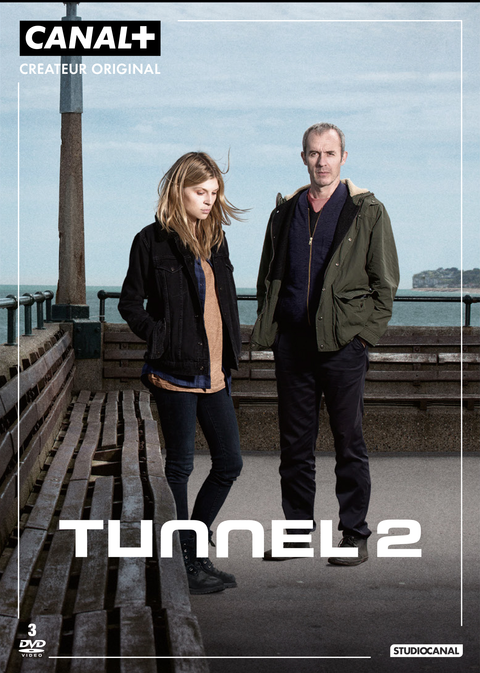 Couverture DVD de 'Tunnel 2'. Deux personnes sur une promenade, vue sur la mer.