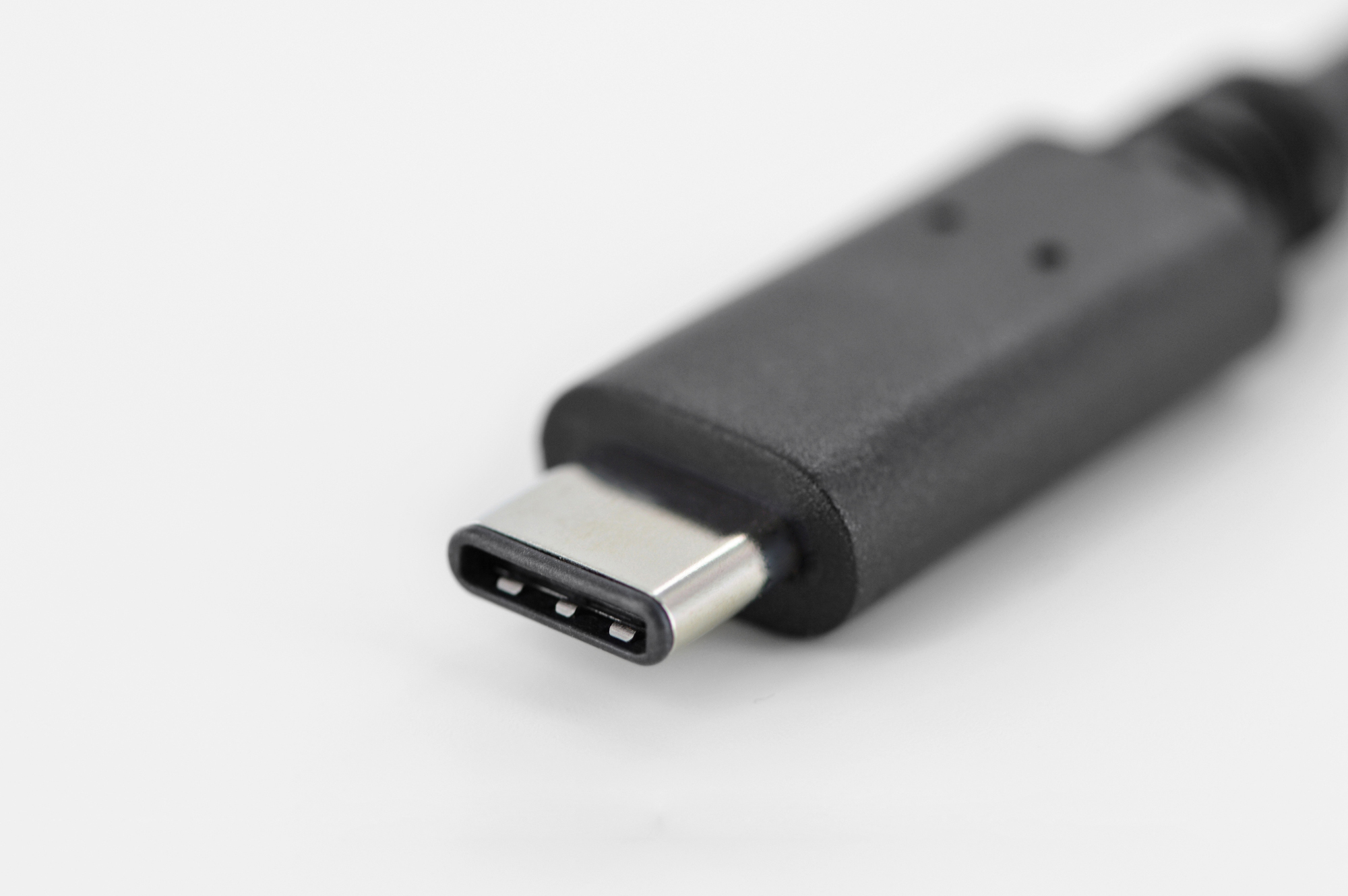 Ein schwarzes USB-C-Kabel mit silbernem Stecker auf weißem Hintergrund.