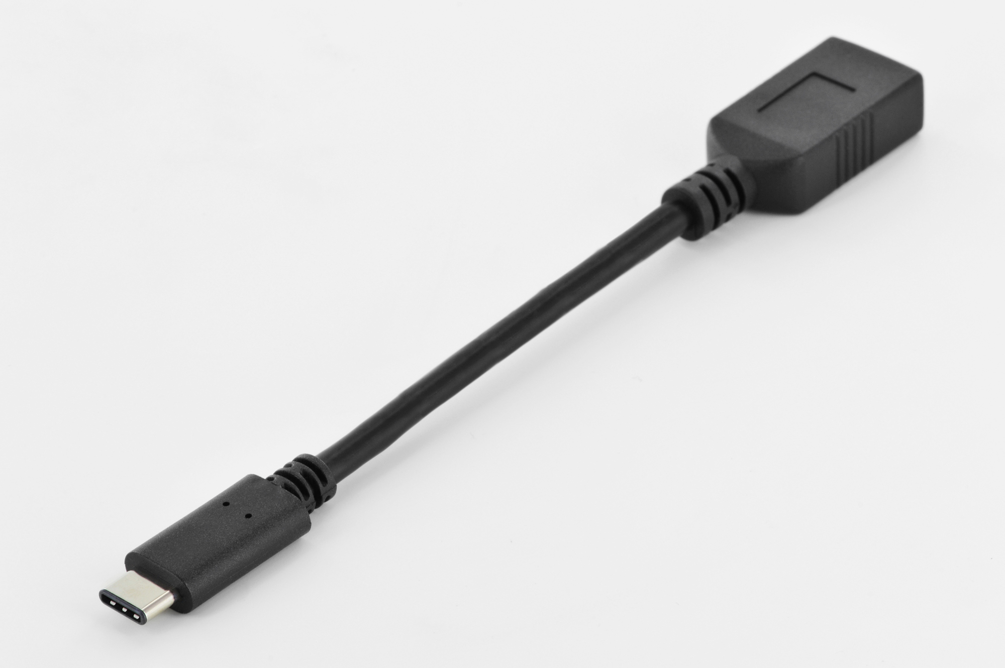 Ein schwarzes USB-C-Verlängerungskabel mit einem Stecker und einer Buchse.