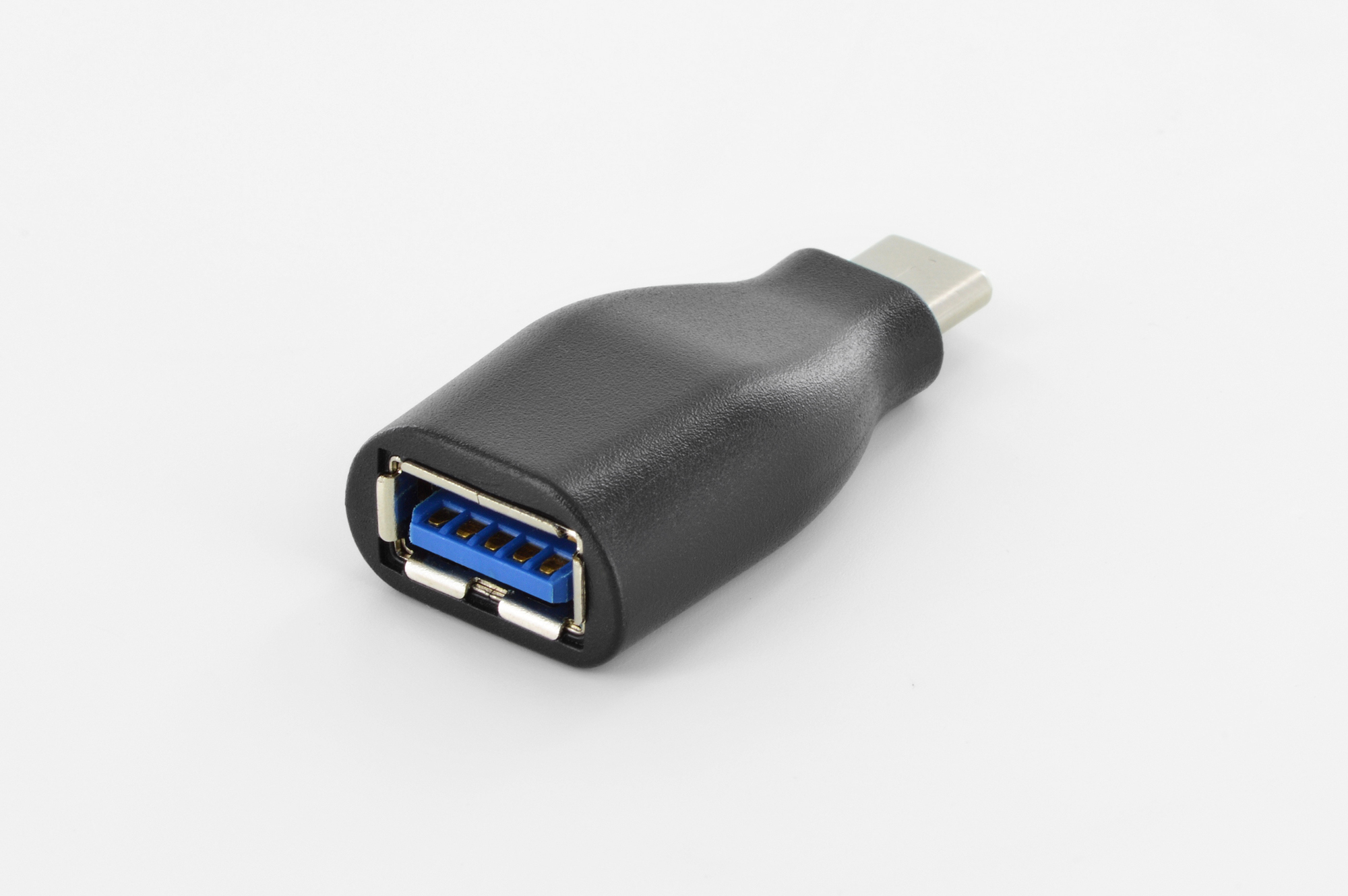 Ein schwarzer USB-C-zu-USB-A-Adapter auf weißem Hintergrund.