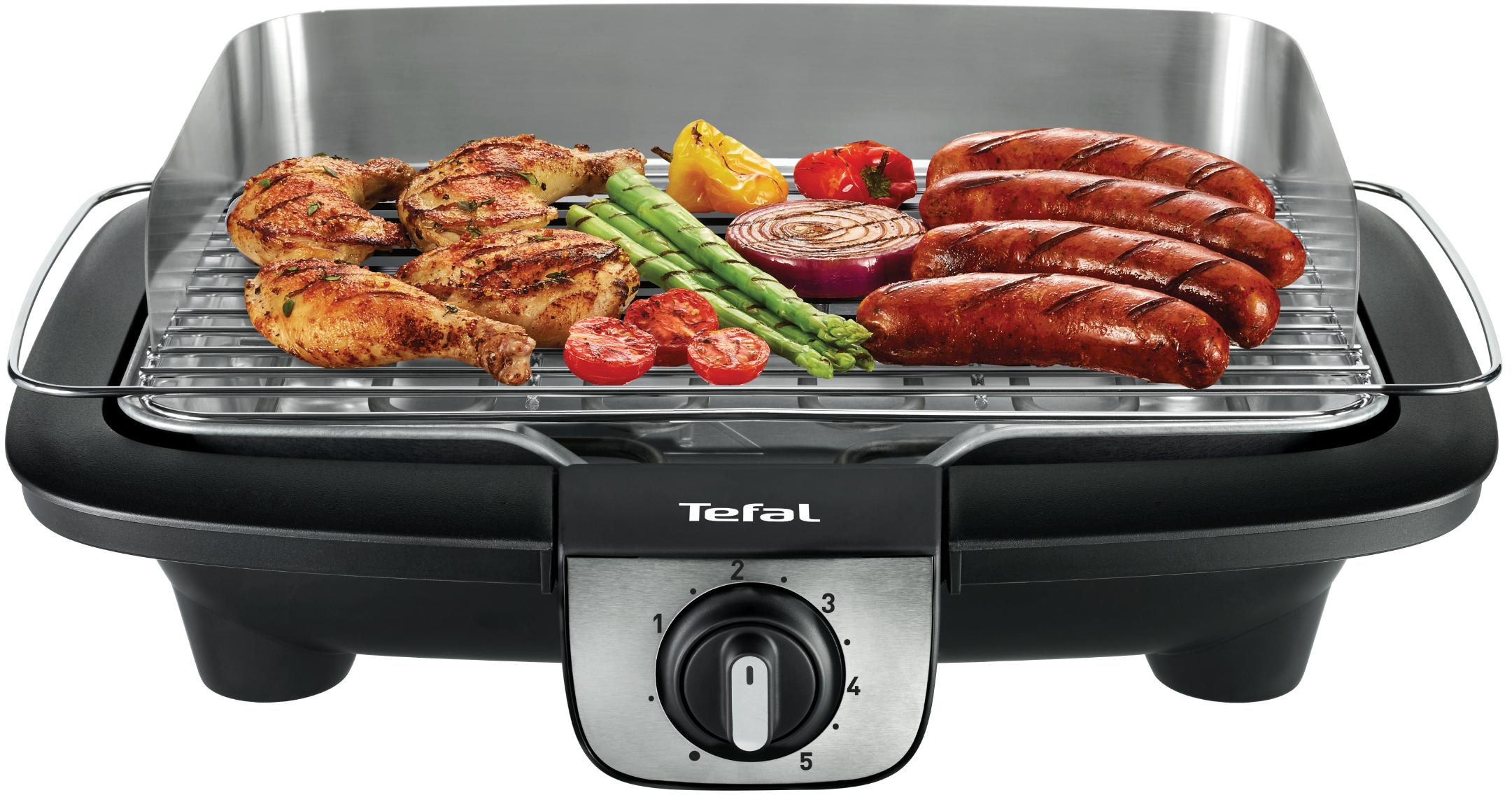 Elektrische grill met gekookt voedsel: kip, worstjes en groenten. Zwarte basis, zilveren grill.