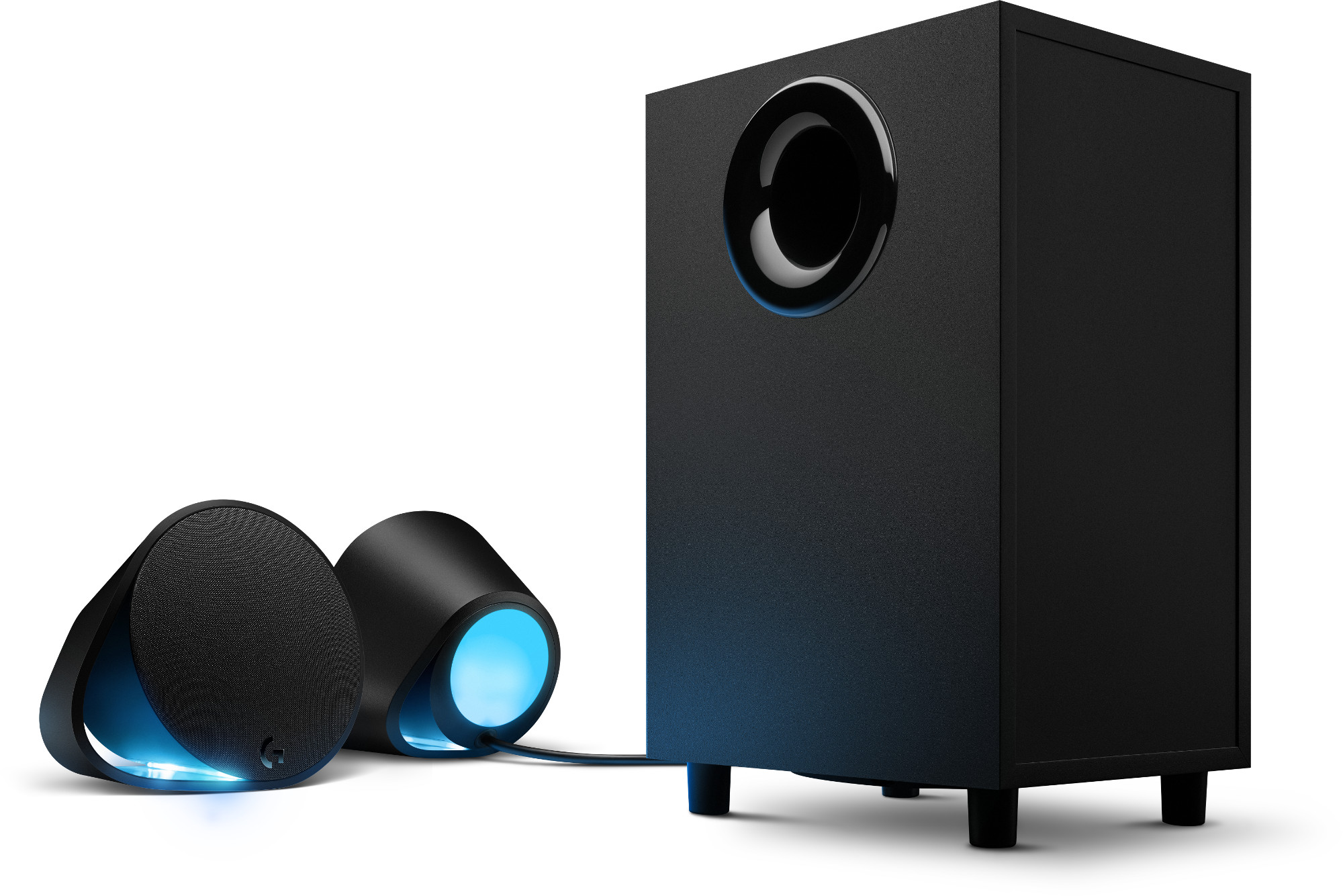 Zwarte luidsprekers en een subwoofer. De satellietluidsprekers hebben blauwe lichten aan de basis.