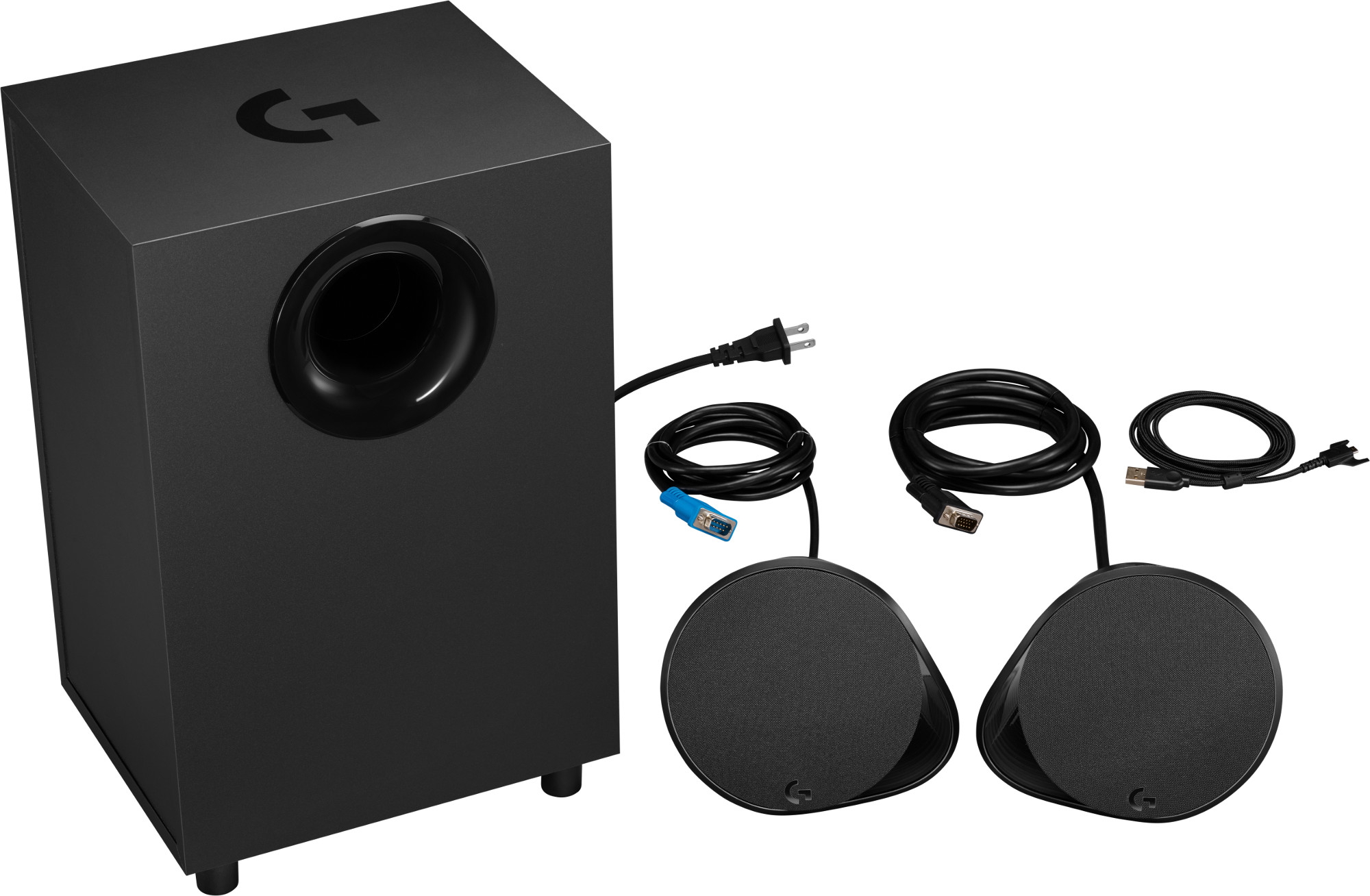 Logitech subwoofer en luidsprekers. Zwarte kleur. Kabels zijn aangesloten. Witte achtergrond.