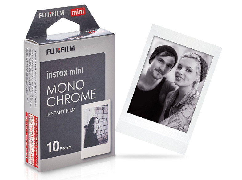 Instax Mini monokróm film doboz fotóval és egy pár fotóival, fehér háttérrel.
