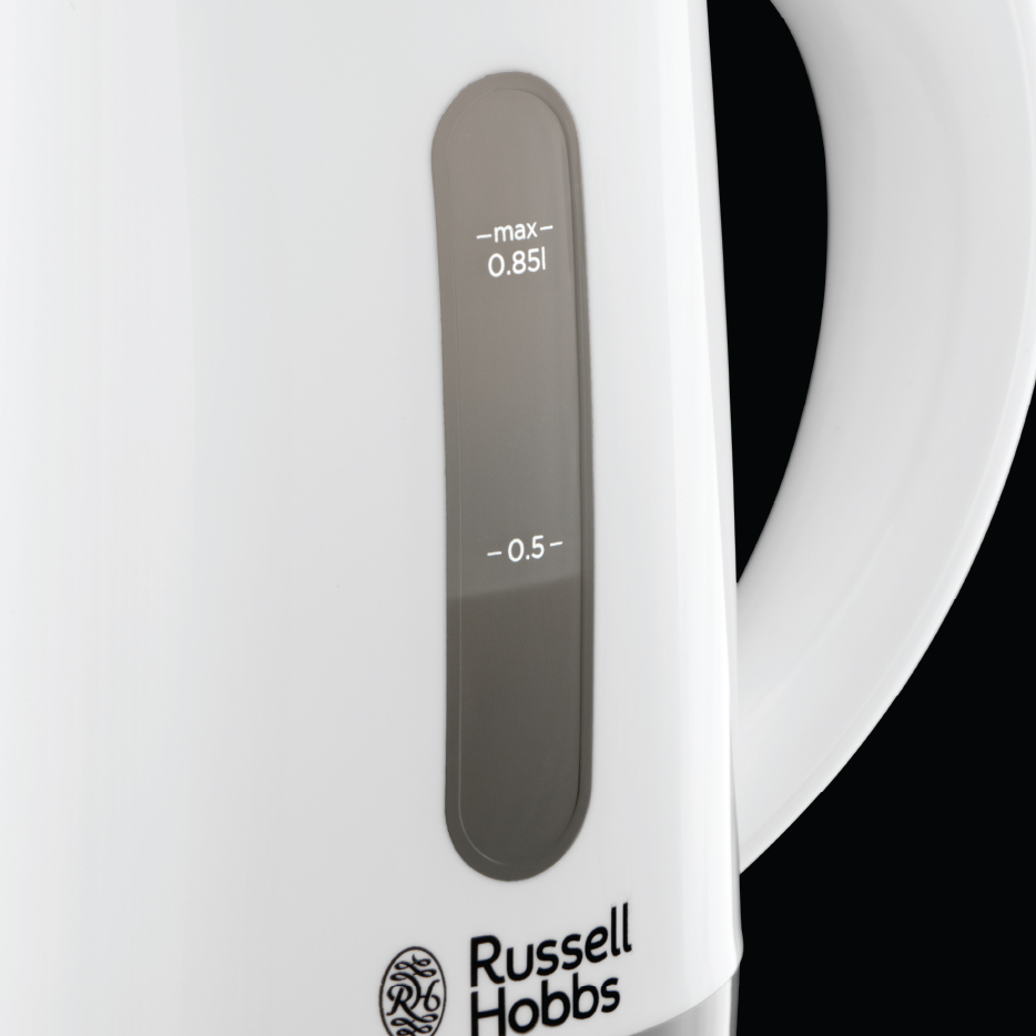 Fehér elektromos vízforraló közelképe vízszintjelzővel. A Russell Hobbs logó látható.
