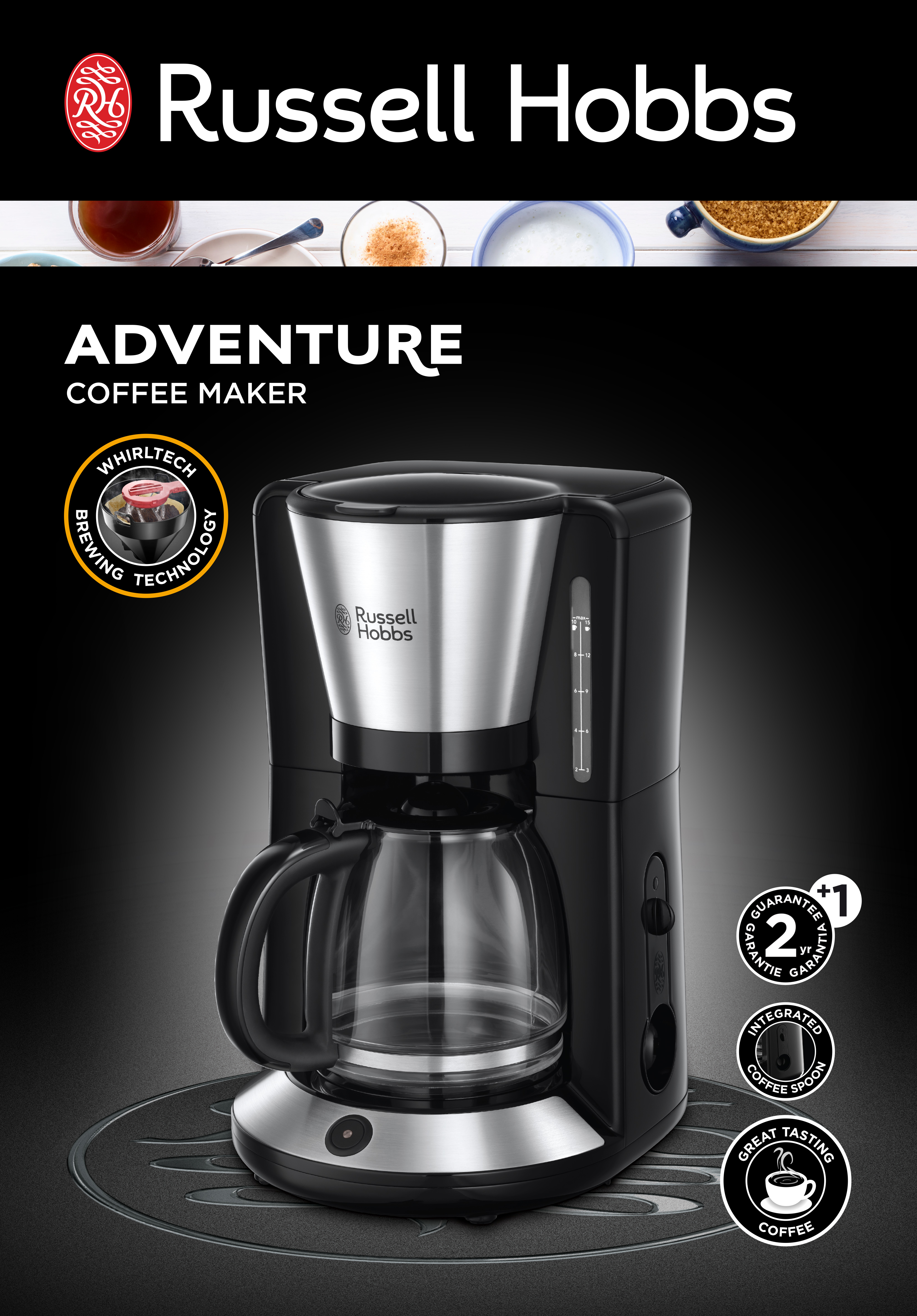 Fekete Russell Hobbs Adventure kávéfőző. Üvegkancsó van a gép alatt. Fekete háttér.
