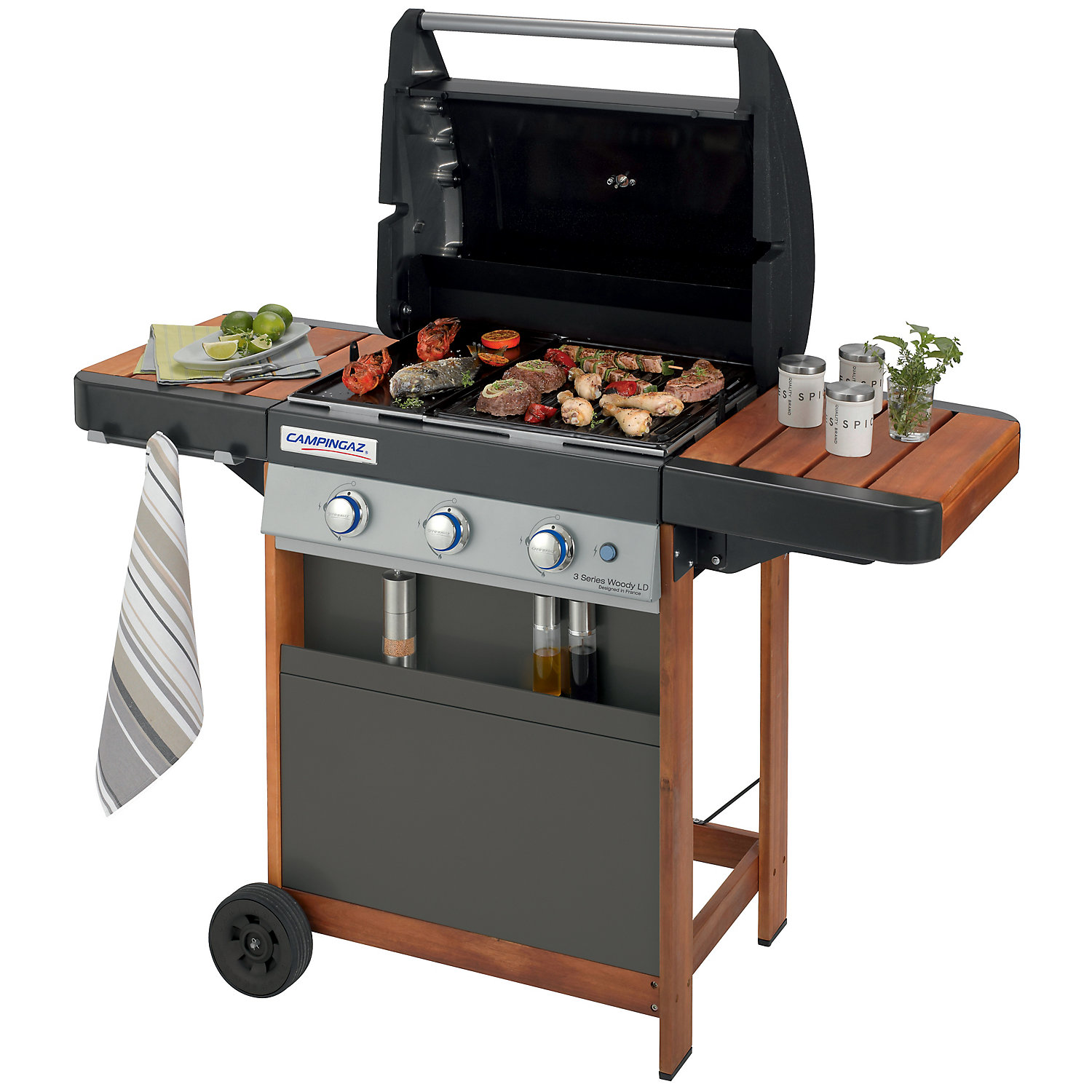 Outdoor-Grill mit Essen. Zwei Beistelltische mit Gegenständen. Schwarze Grillplatte, Holzrahmen.