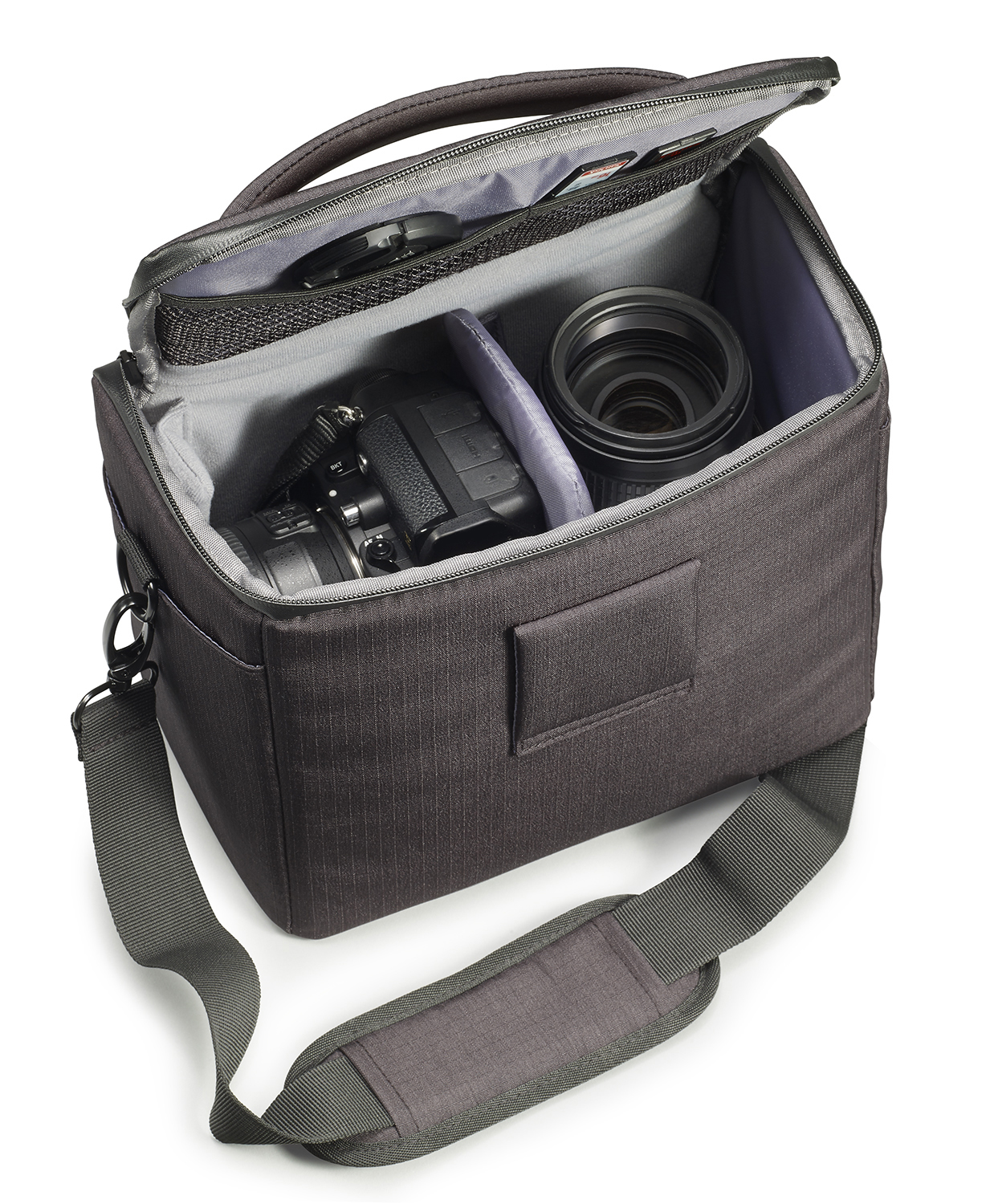 Offene Kameratasche mit Kamera, Objektiven und Zubehör. Die Tasche ist dunkelgrau.
