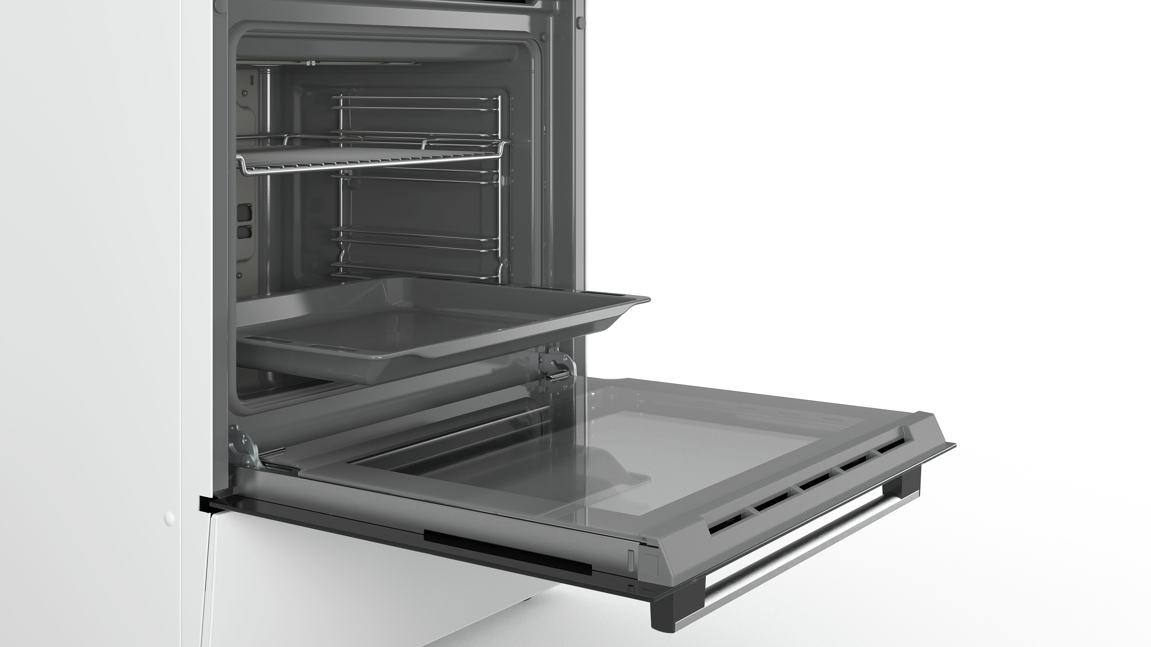 Een open oven met een bakplaat erin. De oven is wit en heeft een glazen deur.