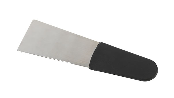 Metallschaber mit schwarzem Griff, abgewinkelt auf weißer Oberfläche.