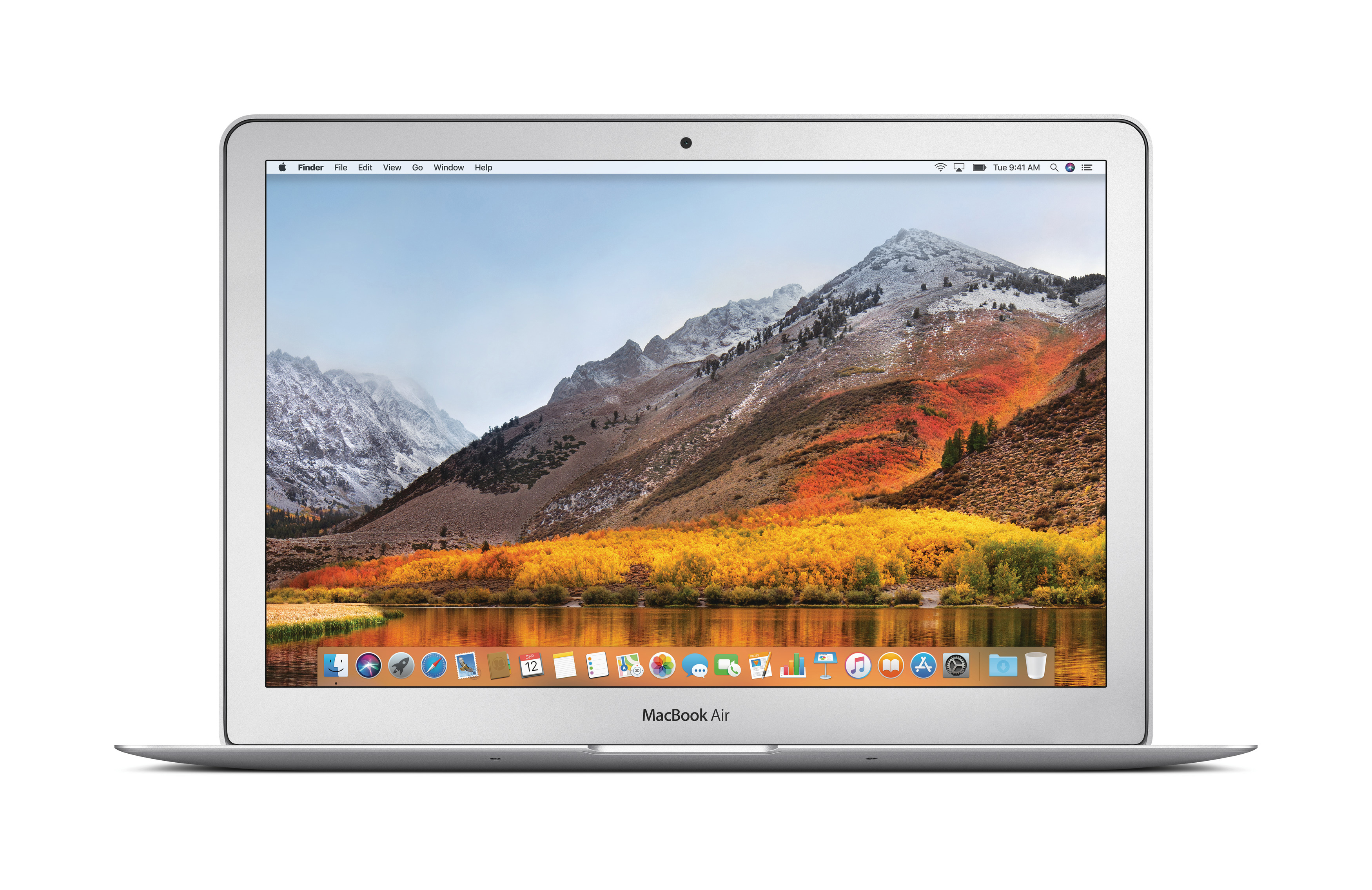 Ein MacBook Air Laptop auf weißem Hintergrund, zeigt eine Bergseeszene mit Herbstfarben.