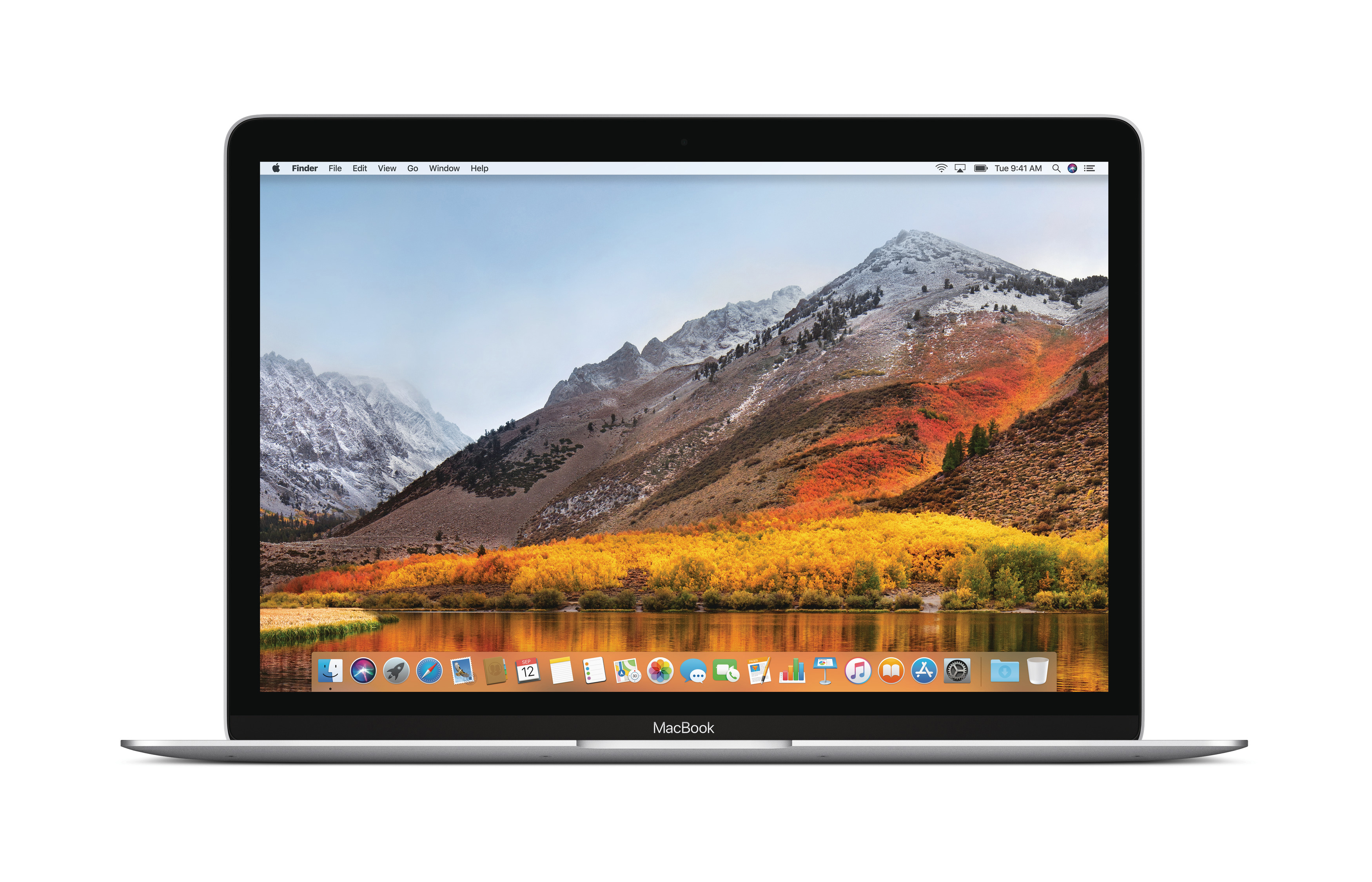 Ein offenes silbernes MacBook zeigt eine Berglandschaft auf dem Bildschirm, weißer Hintergrund.