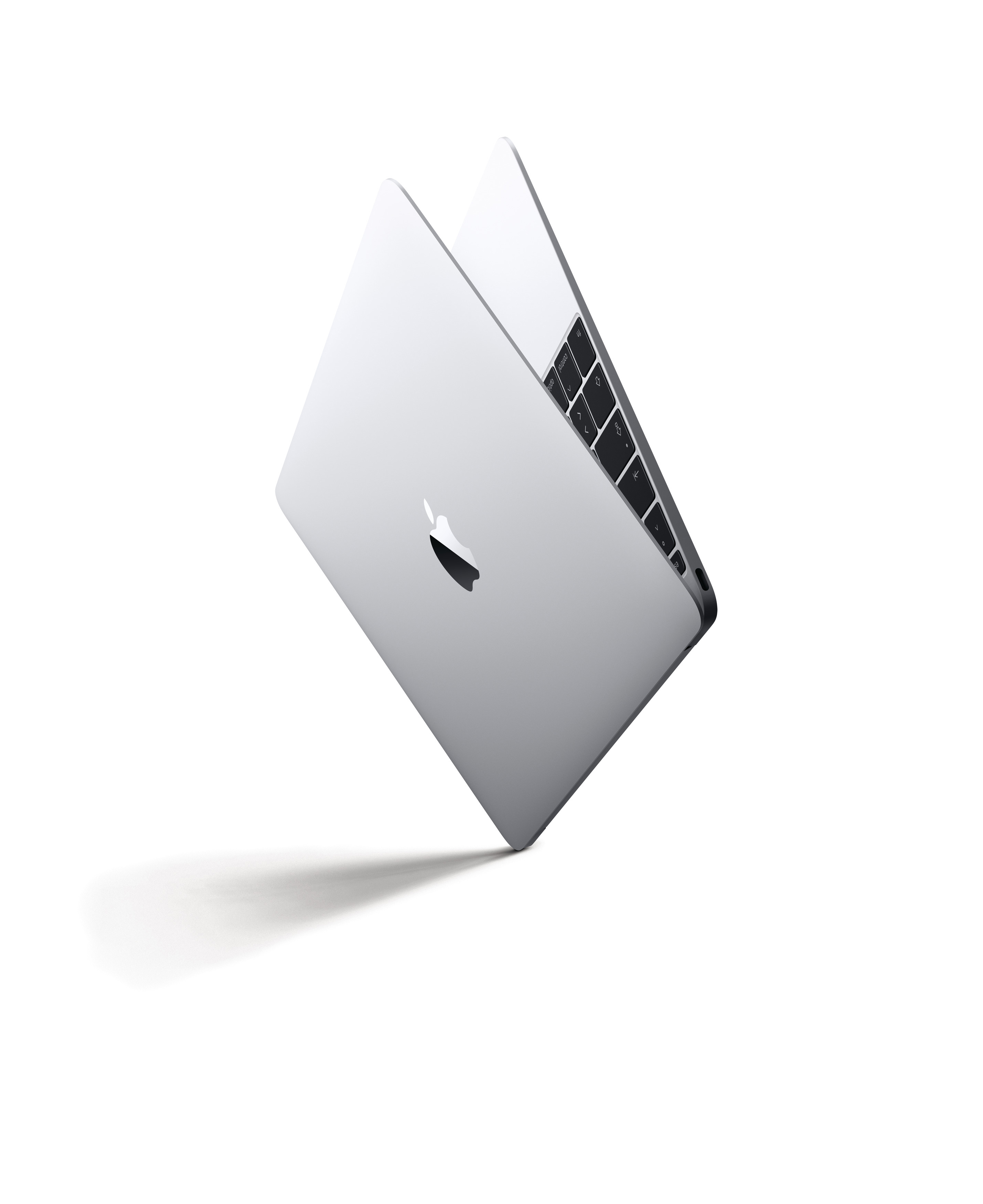 Ein silbernes MacBook-Laptop ist geöffnet geneigt. Das Apple-Logo ist sichtbar.