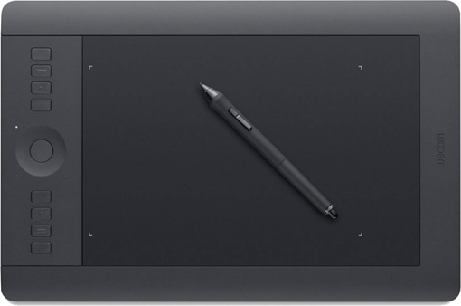 Tavoletta grafica Wacom grigio scuro con stilo. Pulsanti e quadrante a sinistra. Lo stilo è sulla tavoletta.