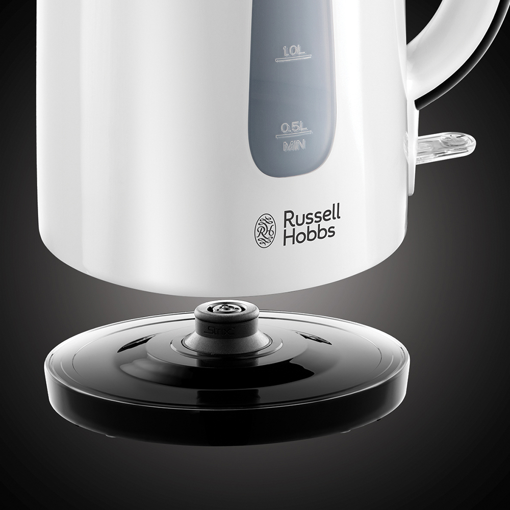 Fehér elektromos vízforraló fekete alappal. Vízszintjelző és Russell Hobbs márka.