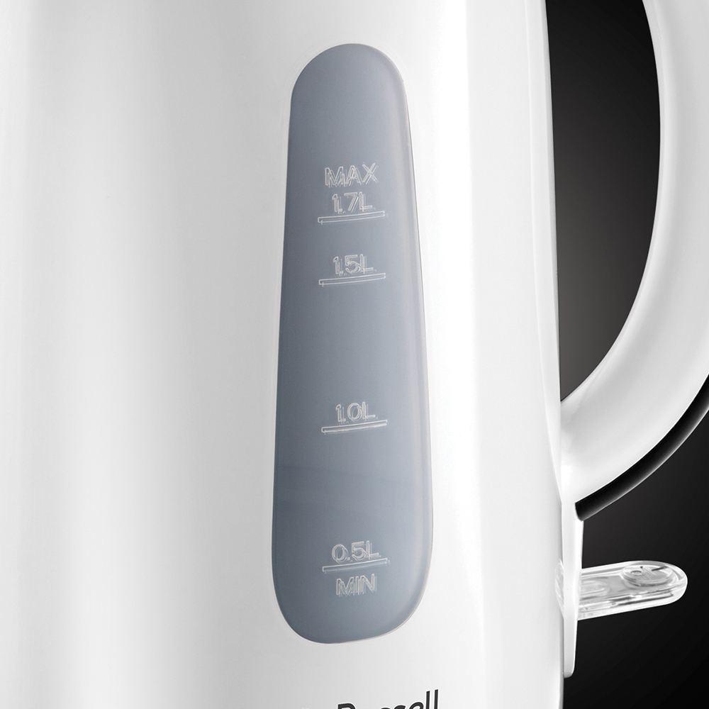 Fehér vízforraló közelképe vízszintjelzővel. Látható a Russell Hobbs logó.