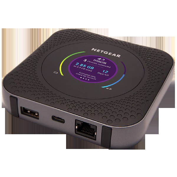 Schwarzes Netgear mobiles Hotspot-Gerät mit Bildschirm, der Datennutzung und verbundene Geräte anzeigt.