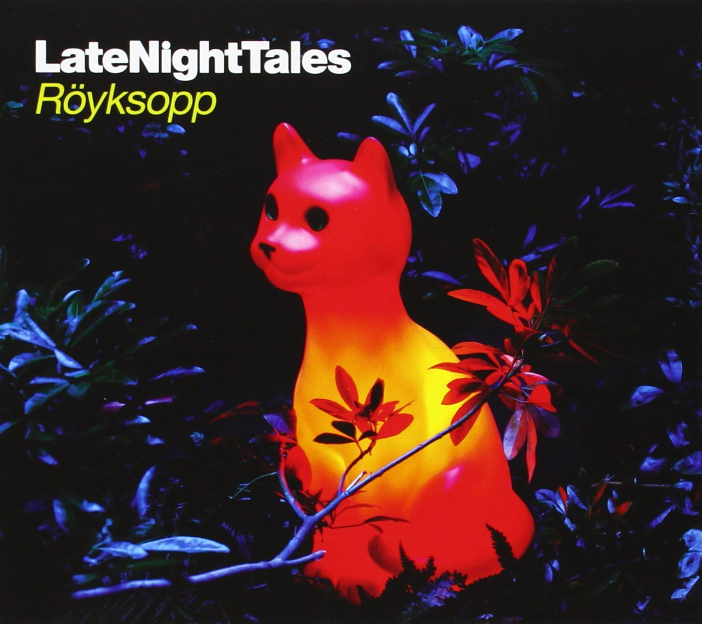 A Röyksopp 'LateNightTales' című albumának borítója, egy piros macska alakú fénnyel a sötét lombozatban.