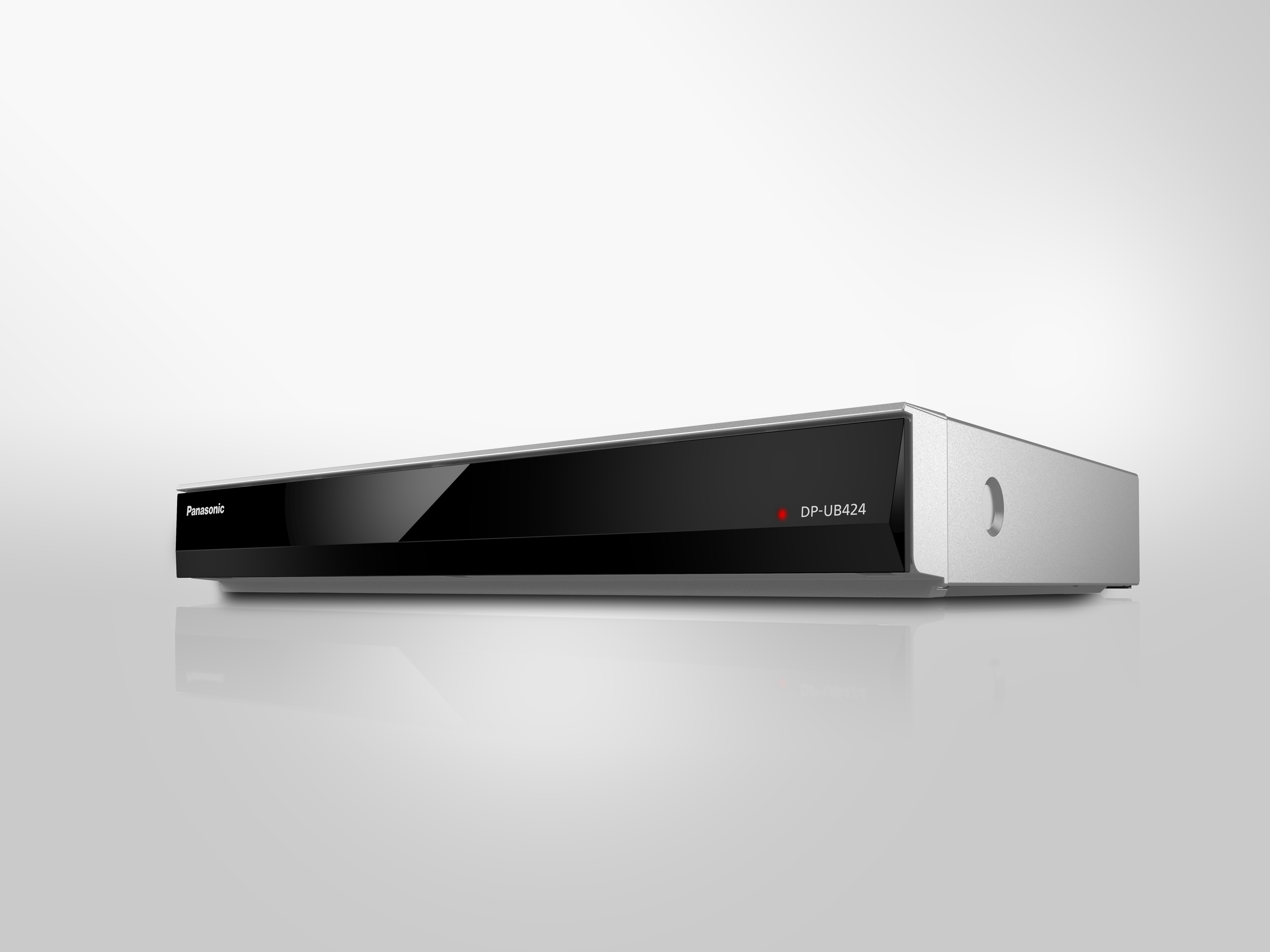 Silberner Panasonic Blu-ray-Player mit schwarzer Frontplatte und roter Kontrollleuchte.