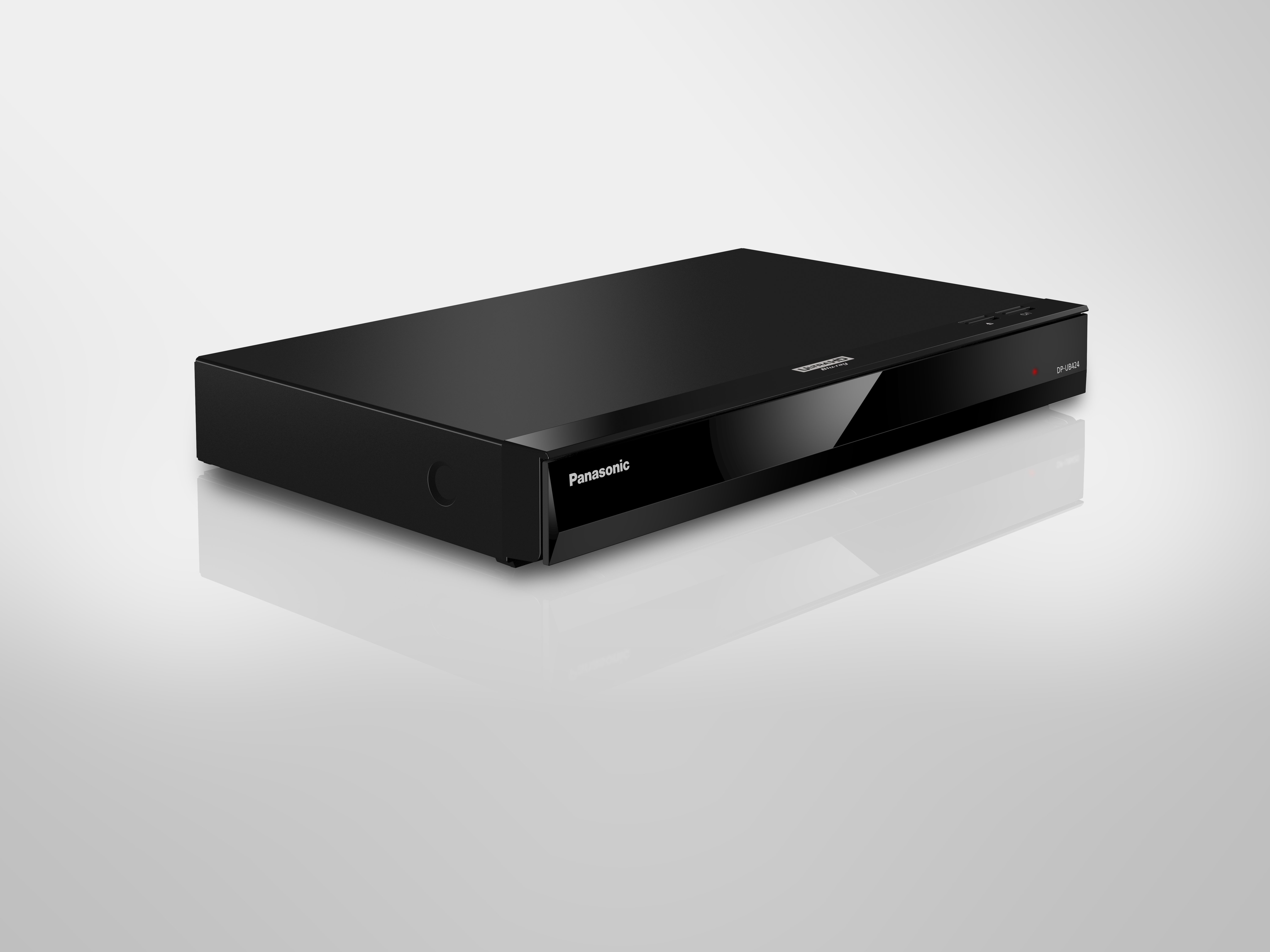 Lettore Blu-ray Panasonic nero su superficie bianca. Con il nome del marchio.