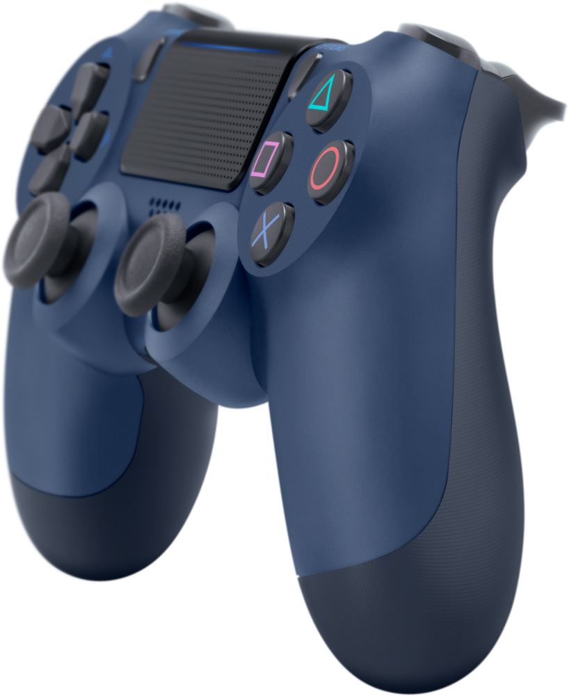 Kék PlayStation 4 vezérlő szögben. A gombok és a karok láthatók. Fekete háttér.