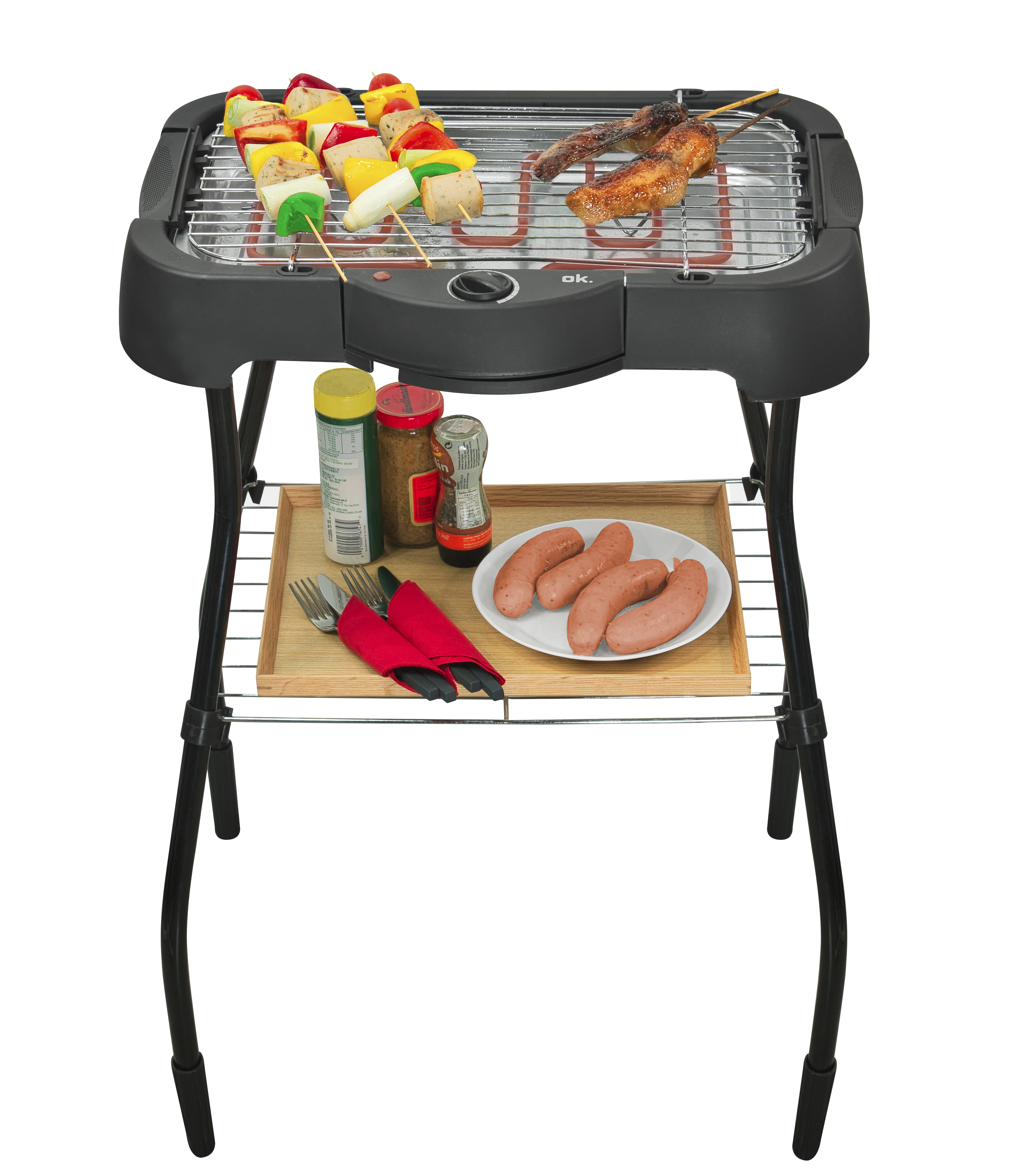 Elektrischer Grill mit Spießen, Würstchen und Gewürzen auf weißem Grund. Mit schwarzem Ständer.