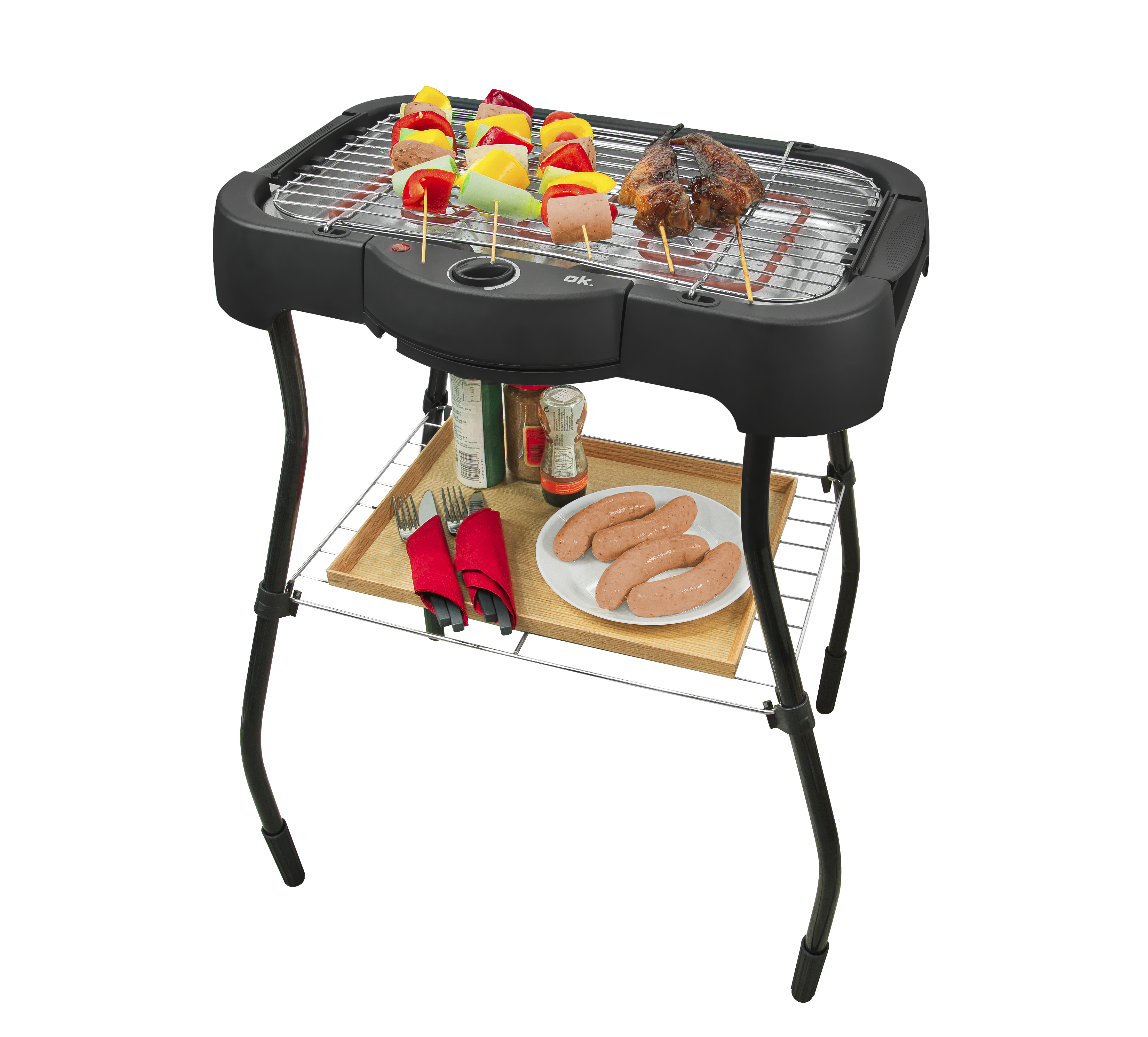 Ein Elektrogrill auf einem Ständer mit Essen. Würstchen, Kebabs und ein gegrilltes Hähnchen.