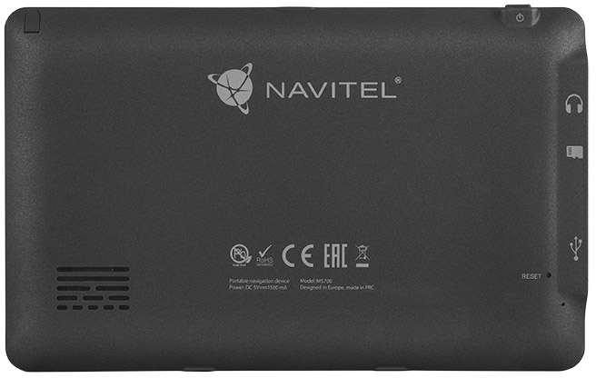 Fekete Navitel GPS eszköz hátlapja. Logó, szöveg és portok. Tartalmazza a fejhallgató, microSD, USB és reset gombokat.