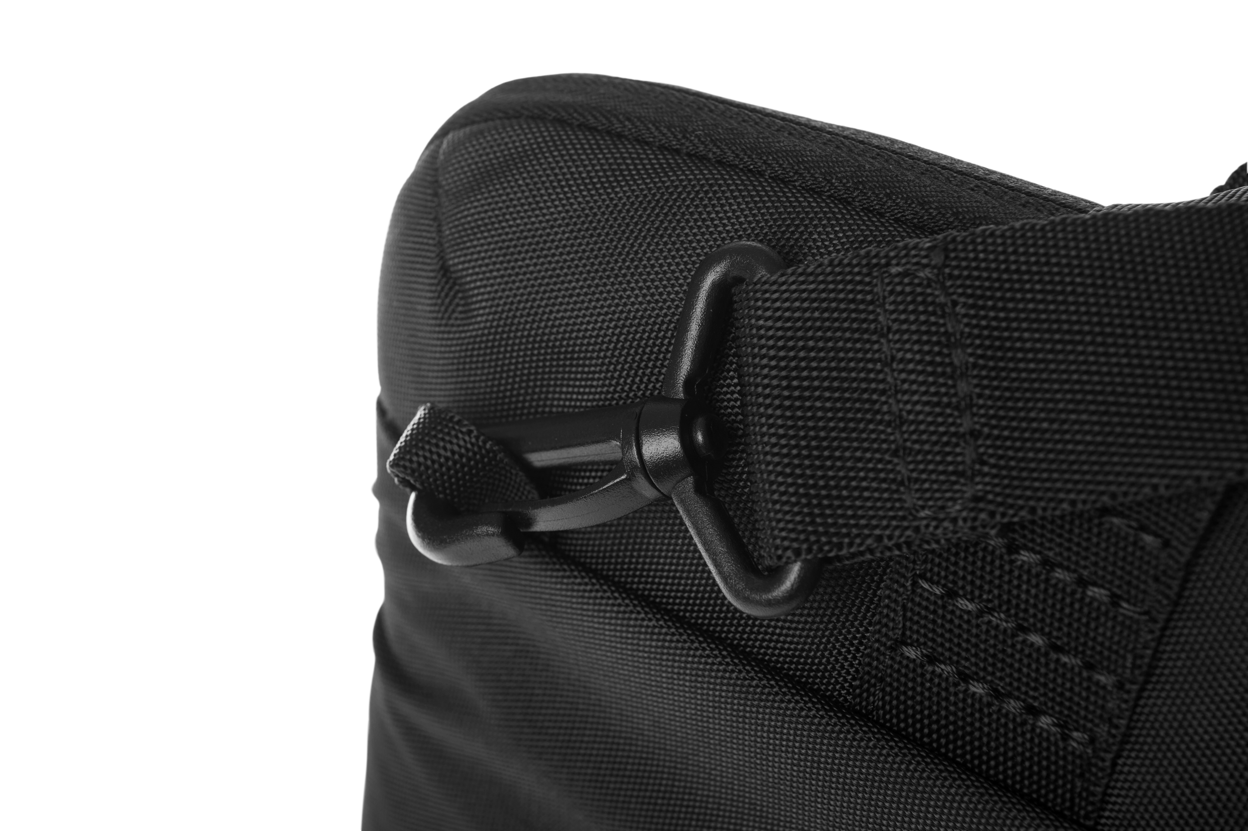 Nahaufnahme einer schwarzen Tasche mit Metallverschluss und Riemen vor weißem Hintergrund.