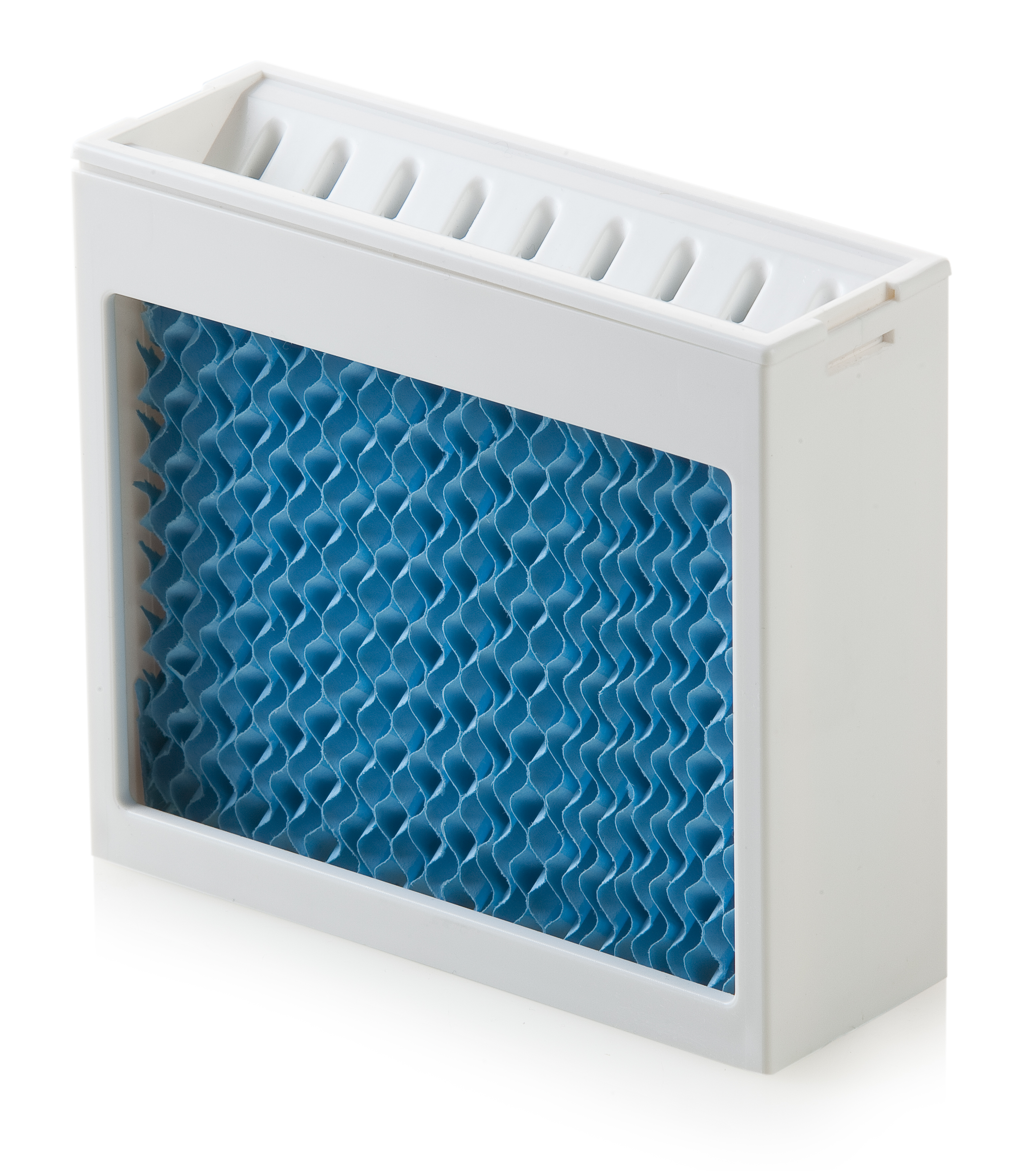 Un filtre de refroidisseur rectangulaire blanc avec un filtre bleu en nid d'abeille ondulé à l'intérieur. Le dessus a des fentes.